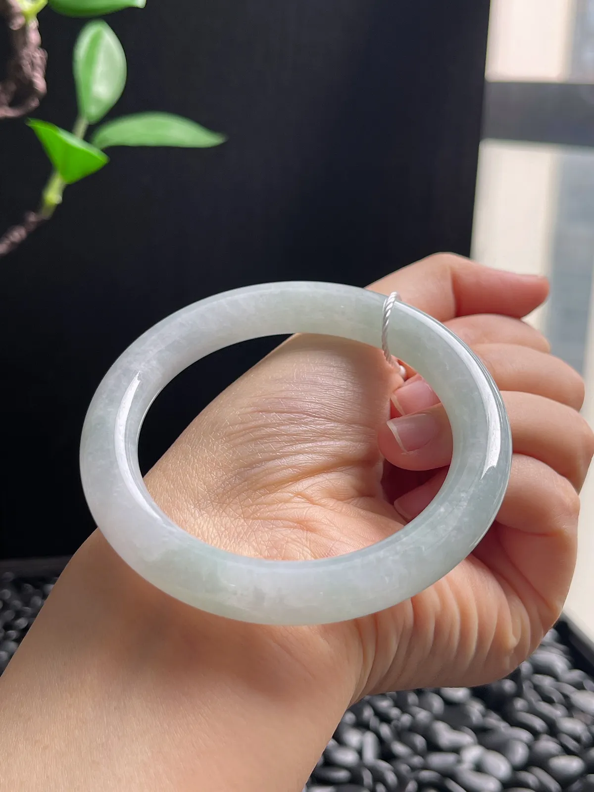 圆镯56圈口，翡翠冰糯种浅绿色手镯