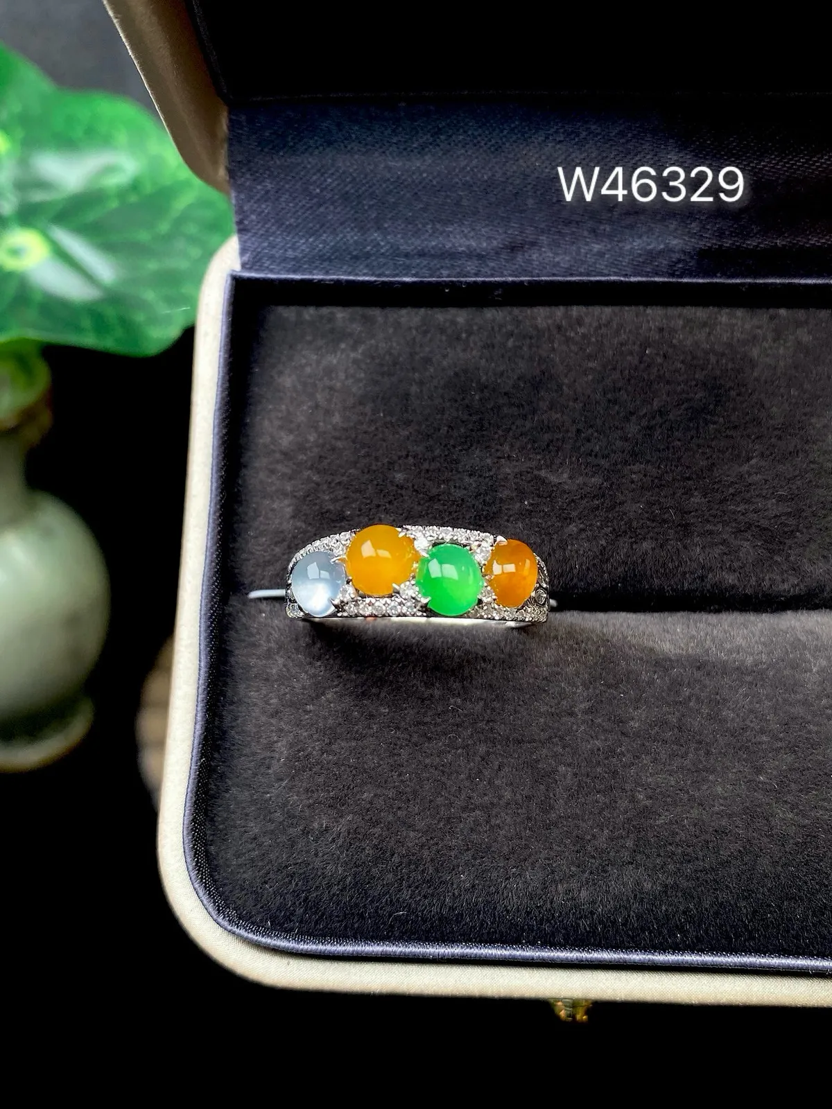 【冰种黄绿蛋面戒指】质地细腻，饱满度很好，晶莹剔透，18k金钻镶嵌，裸石尺寸4.9*2.6毫米