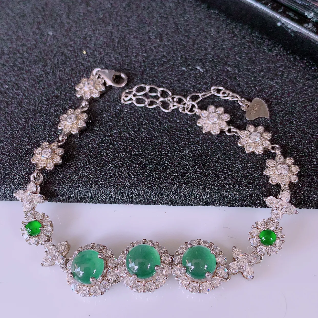 冰透满绿翡翠925银镶嵌手链，自然光实拍，翠色灵动，颜色漂亮，种老水足，品相佳，佩戴佳品！#97.1