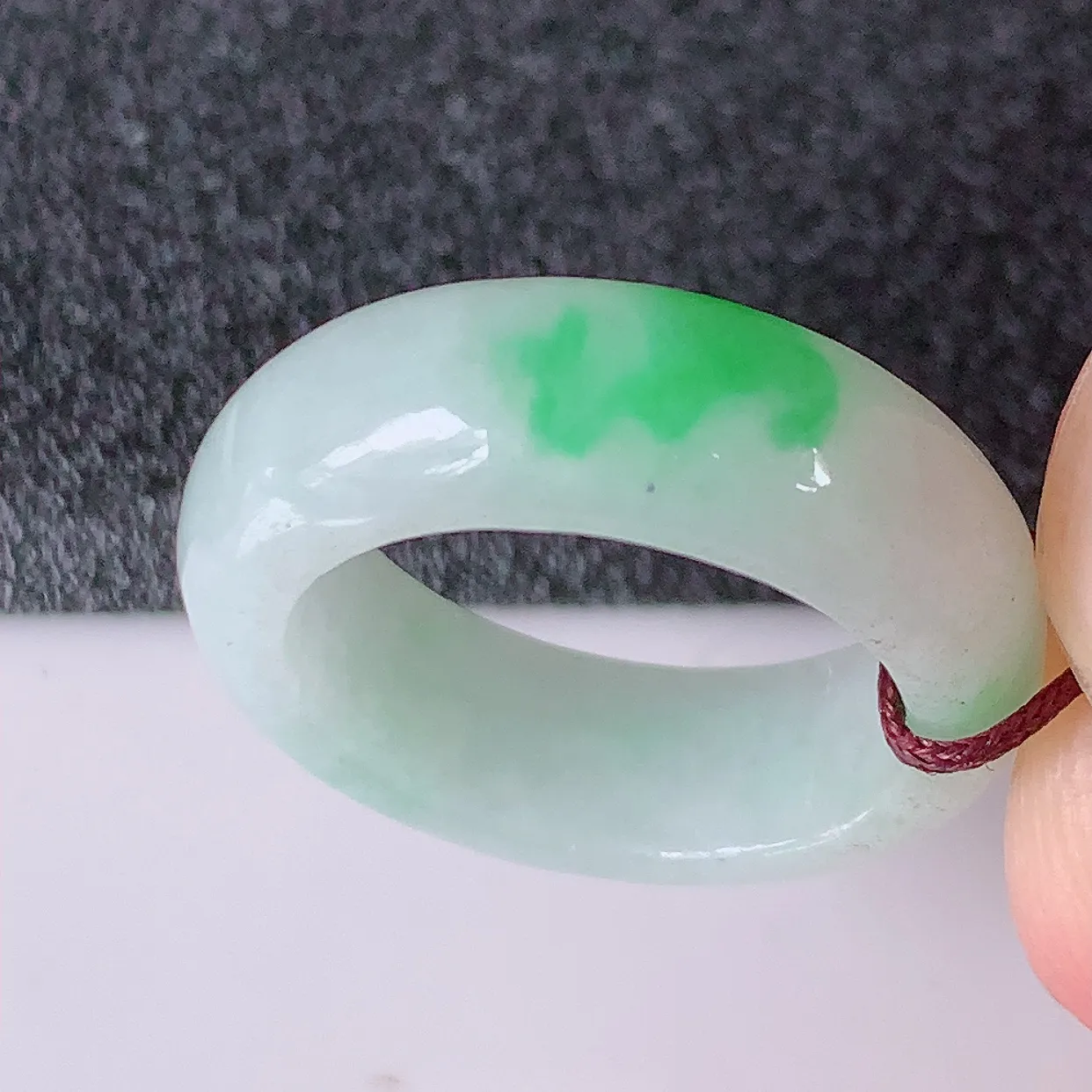 自然光实拍，16.2mm内径飘绿翡翠指环，玉戒指，玉质莹润，好精美好冰润的指环，12圈口，上手纤巧！