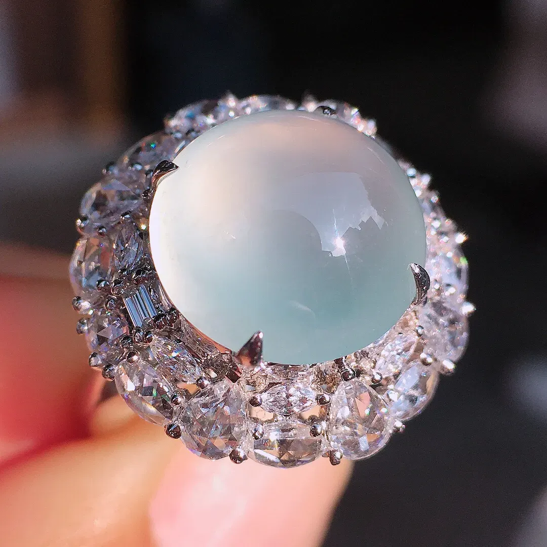 冰种蛋面戒指，玉质细腻，荧光感超
强，饱满圆润，尽显优雅气质，18k
金豪华镶嵌