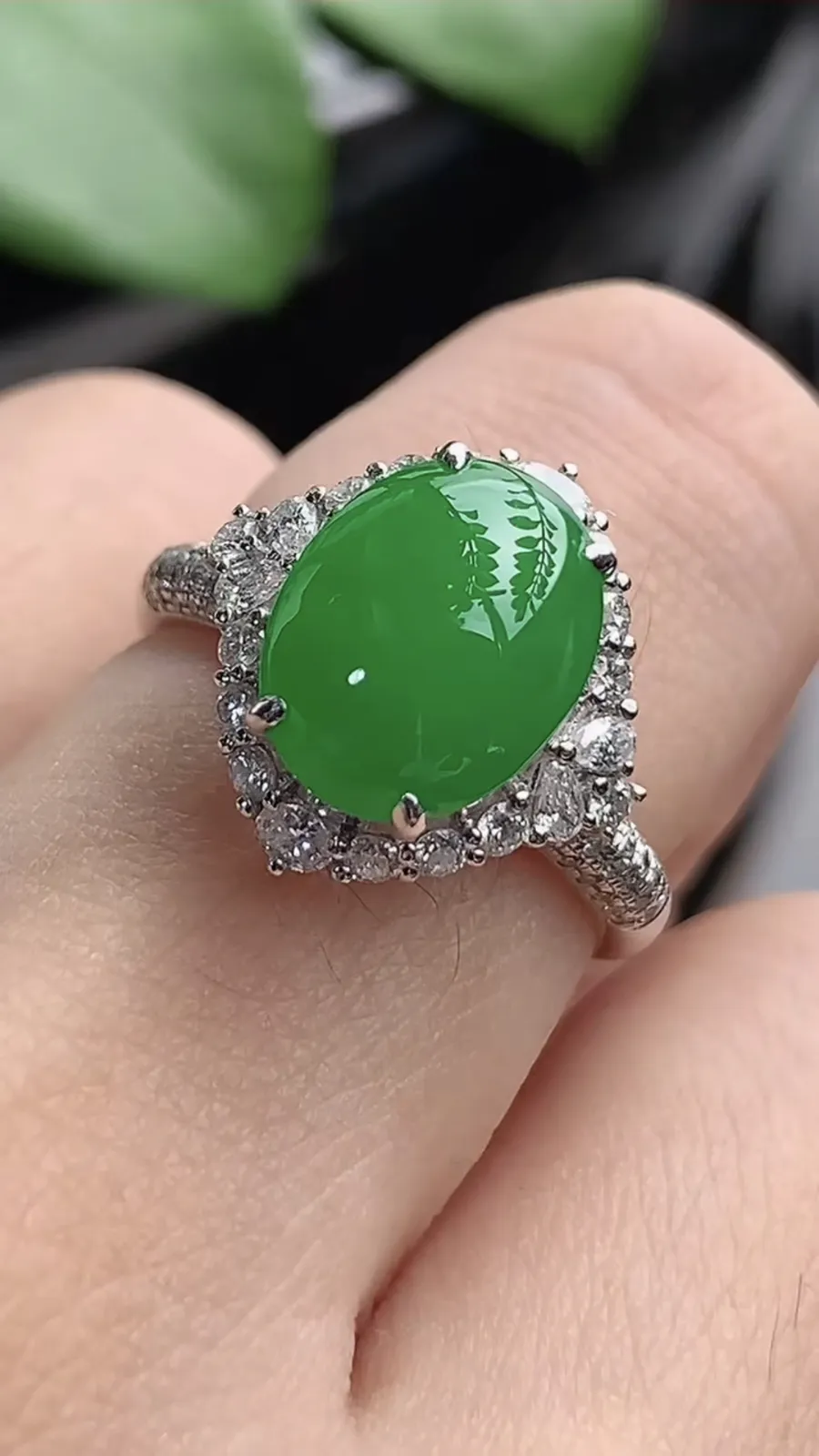 a货翡翠老坑种18K金伴钻镶嵌阳绿蛋面戒指 圈口17.3裸石尺寸10.6×8.2mm 重量3.82g 1206