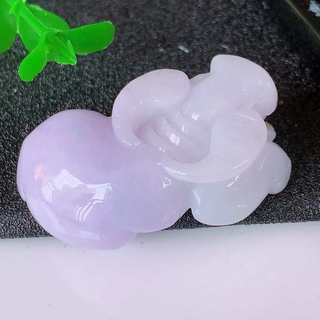 自然光实拍，冰润紫罗兰翡翠生肖牛气冲天吊坠，种老水足，雕工精湛 ，寓意美好，佩戴时尚出众！#41.11