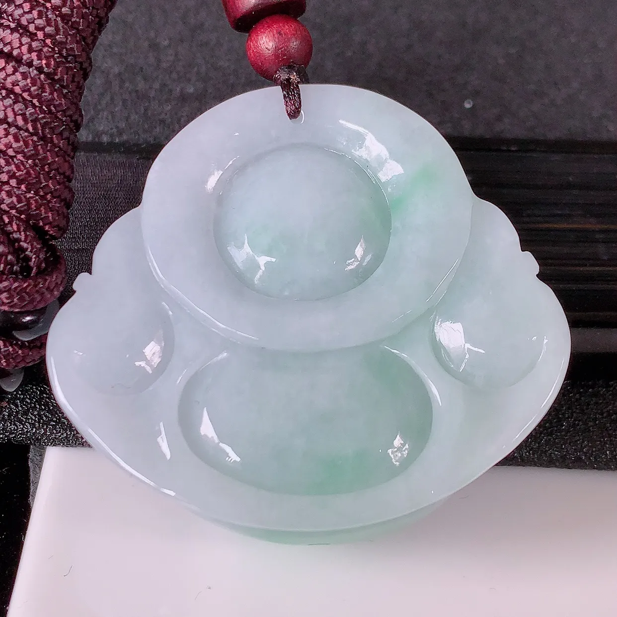 自然光实拍，大件冰润飘绿翡翠佛公吊坠，开心笑佛，种老水足，颜色漂亮，立体饱满圆润，佩戴效果赞#46.11