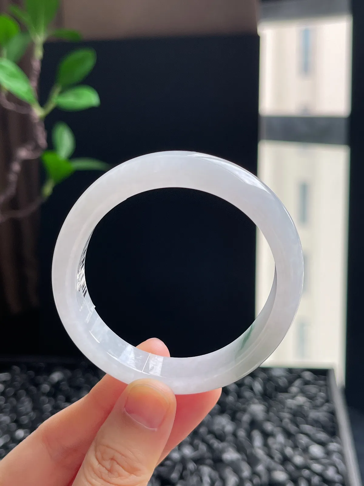 贵妃镯52.4圈口，翡翠冰糯种飘绿手镯