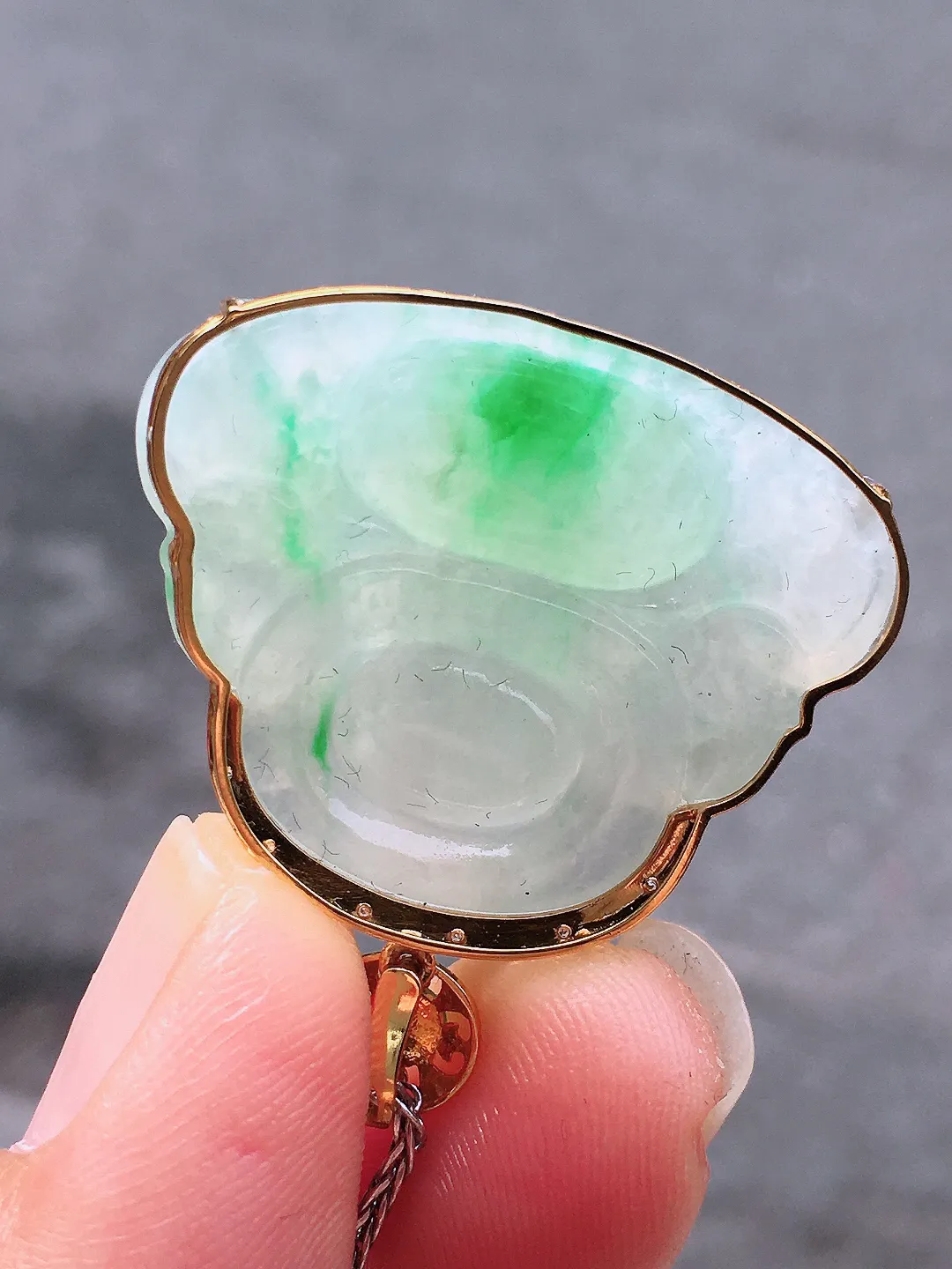 飘绿佛公吊坠，色泽艳丽，玉质细腻，荧光感超
强，饱满圆润，尽显优雅气质，18k
金豪华镶嵌