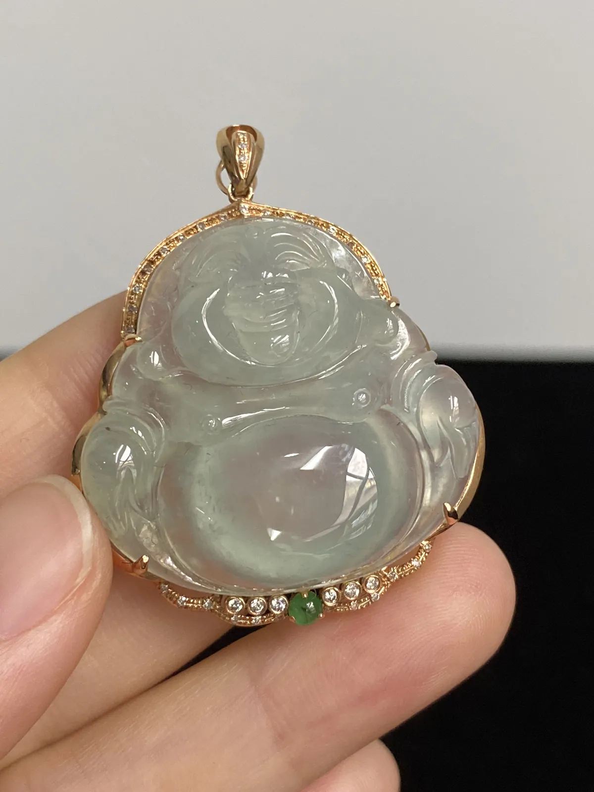 翡翠冰糯种浅绿色吊坠，伴钻石