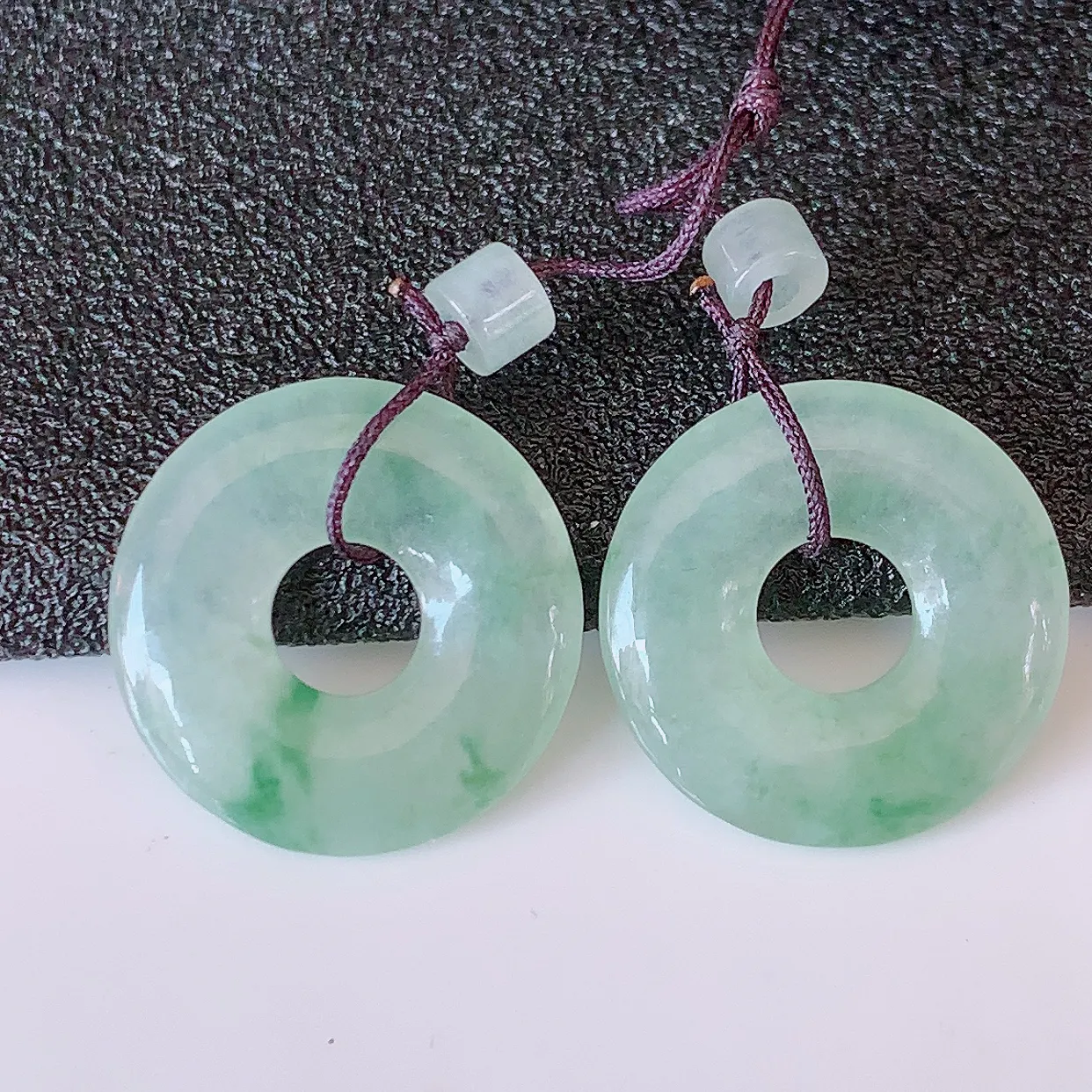 自然光实拍，冰种飘花翡翠一对平安扣耳坠，翠色灵动，玉质细腻，颜色漂亮，品相佳，佩戴佳品！配图银线 #49.7