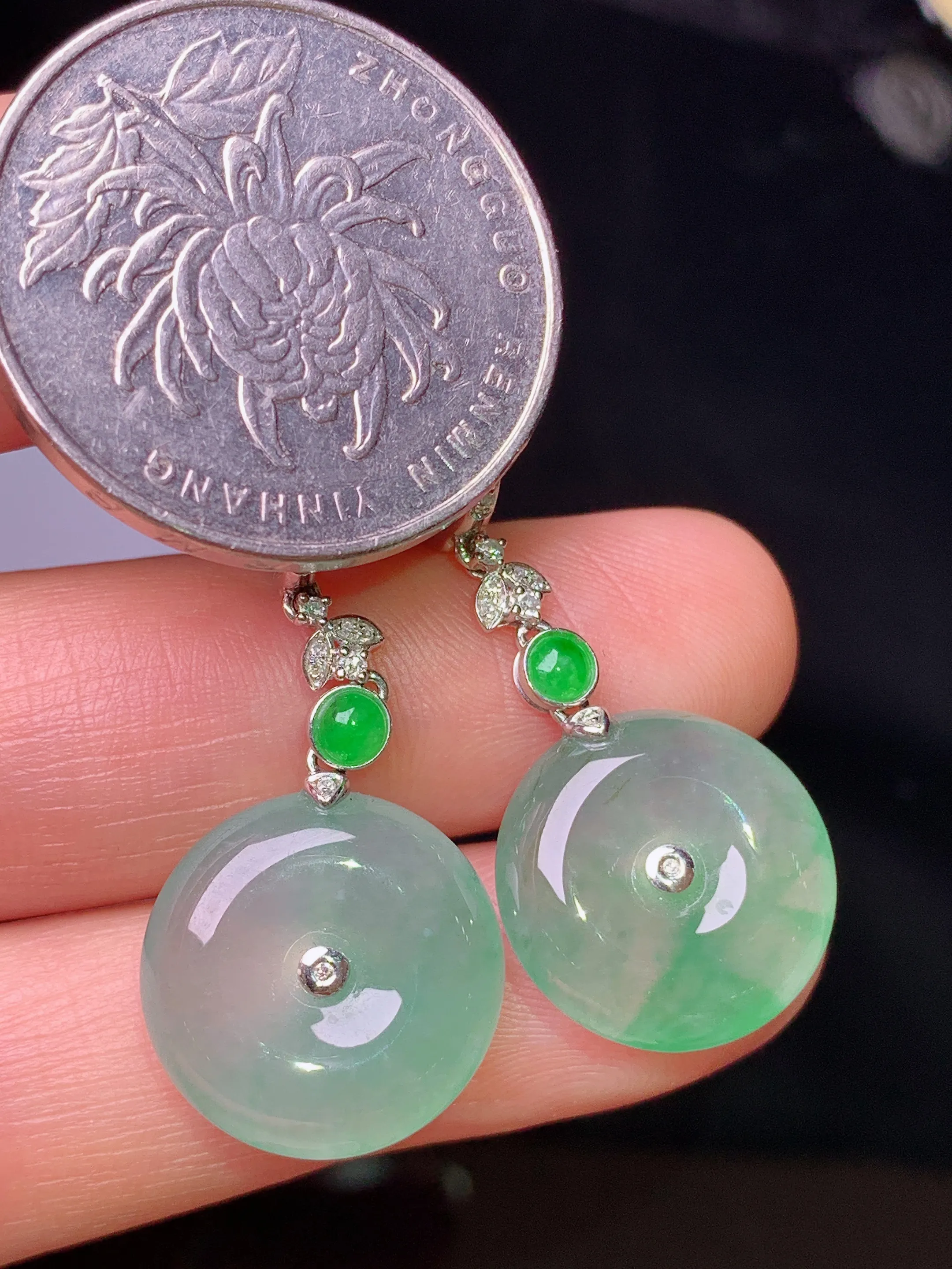 18k金钻镶嵌冰种平安扣耳坠 玉质细腻 水润亮眼 色泽艳丽 整体尺寸34.5*15*5.5