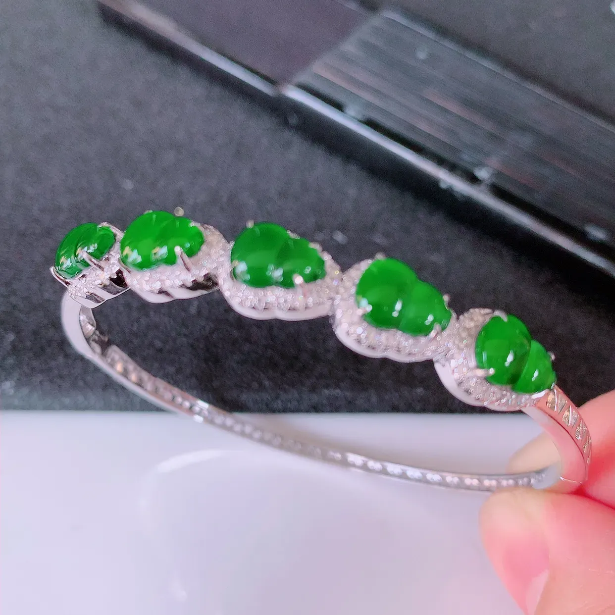 冰透满绿翡翠925银镶嵌手镯，自然光实拍，翠色灵动，颜色漂亮，种老水足，品相佳，佩戴佳品！#97.1