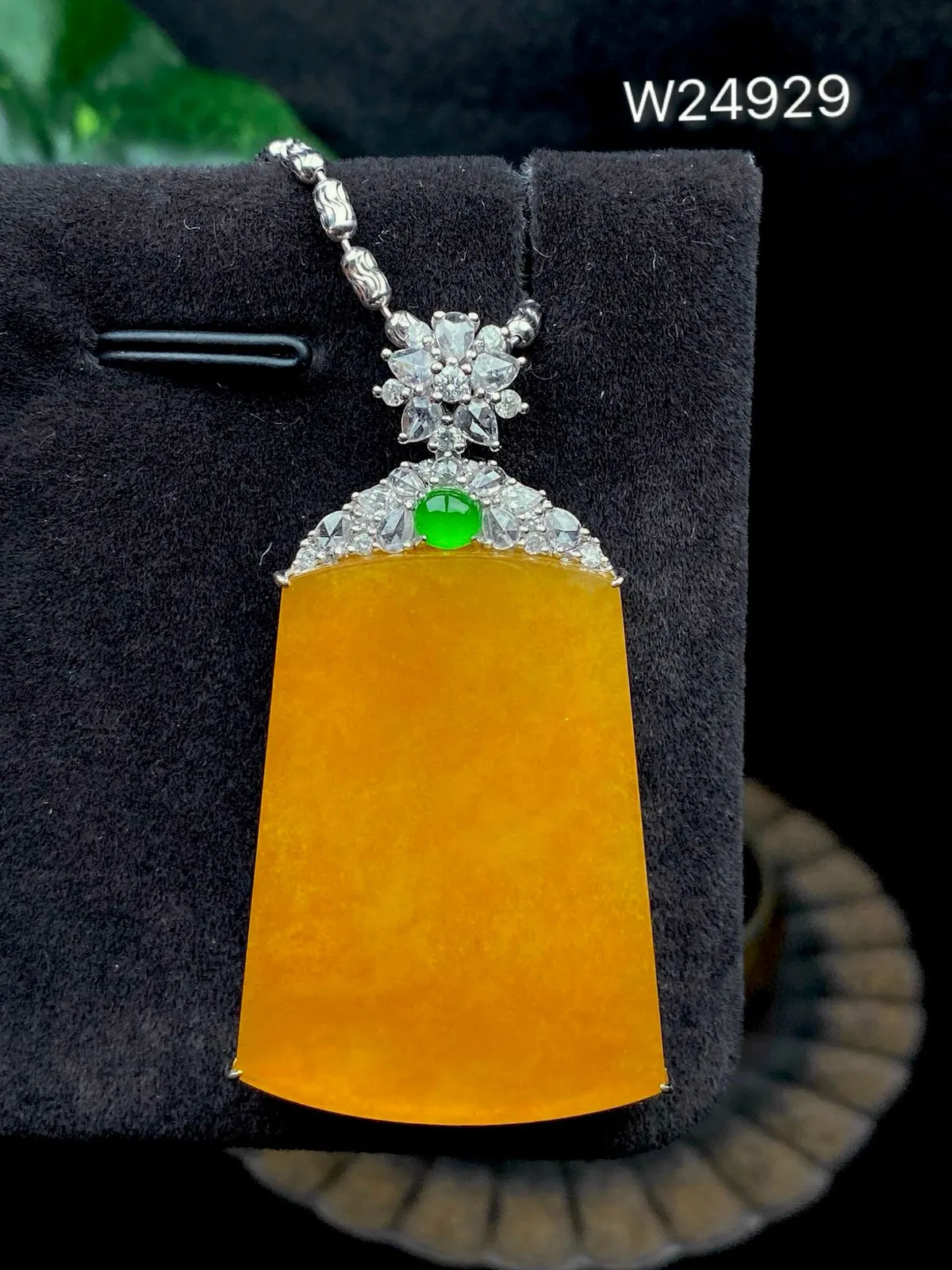 【冰种黄翡无事牌】质地细腻，冰润透亮，光泽出众，冰感十足，18k金古法镶嵌，裸石尺寸32.9*24.