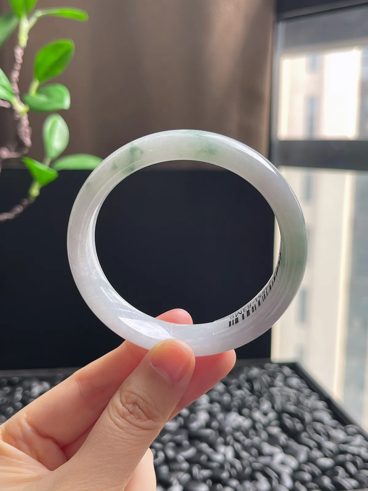 正圈57.2圈口，翡翠糯化种飘绿手镯