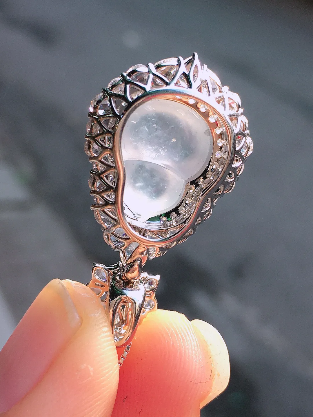 玻璃种葫芦吊坠，玉质细腻，荧光感超
强，饱满圆润，尽显优雅气质，18k
金豪华镶嵌