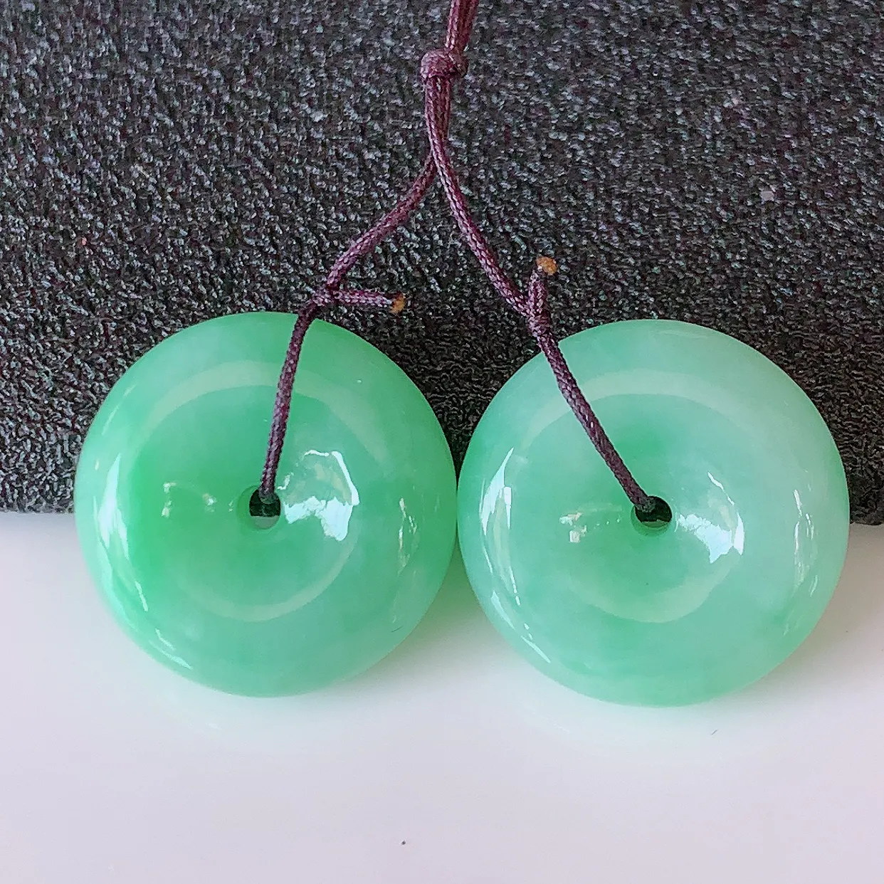 自然光实拍，满绿翡翠一对平安扣耳坠，翠色灵动，玉质细腻，颜色漂亮，品相佳，佩戴佳品！配图银线 #49.7