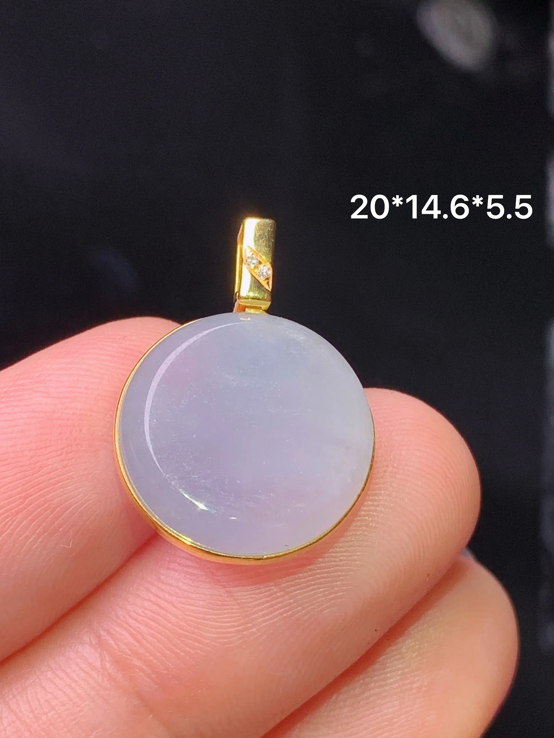 18k金镶嵌紫罗兰圆牌吊坠 玉质细腻 水润亮眼 色泽艳丽 整体尺寸20*14.6*5.5