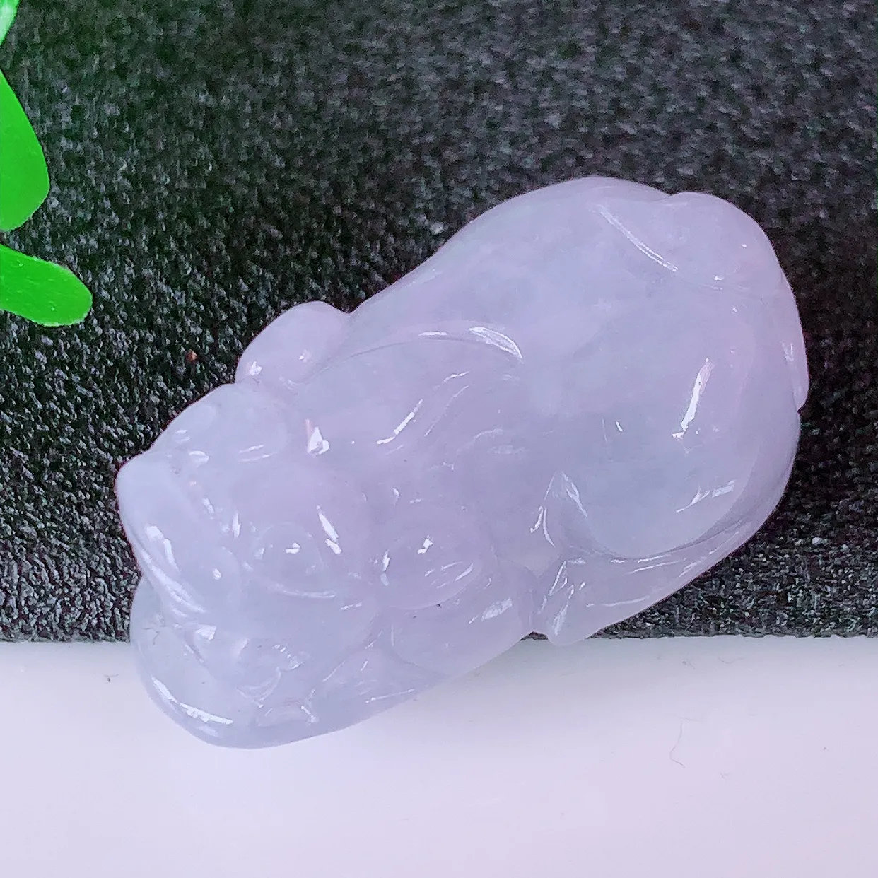 自然光实拍，冰胶紫罗兰翡翠招财貔貅吊坠，民间有“一摸貔貅运程旺盛，再摸貔貅财运滚滚，三摸貔貅平步青云 ”的美好祝愿。#57.11