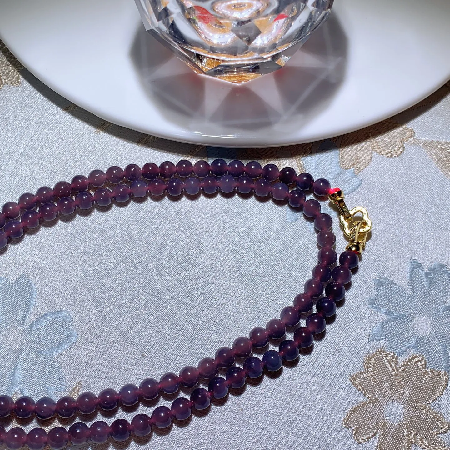 和田玉葡萄紫紫罗兰108佛珠项链。单颗尺寸6重33.5克。玉质细腻油润。手推出油。佩戴高端典雅。lt251210