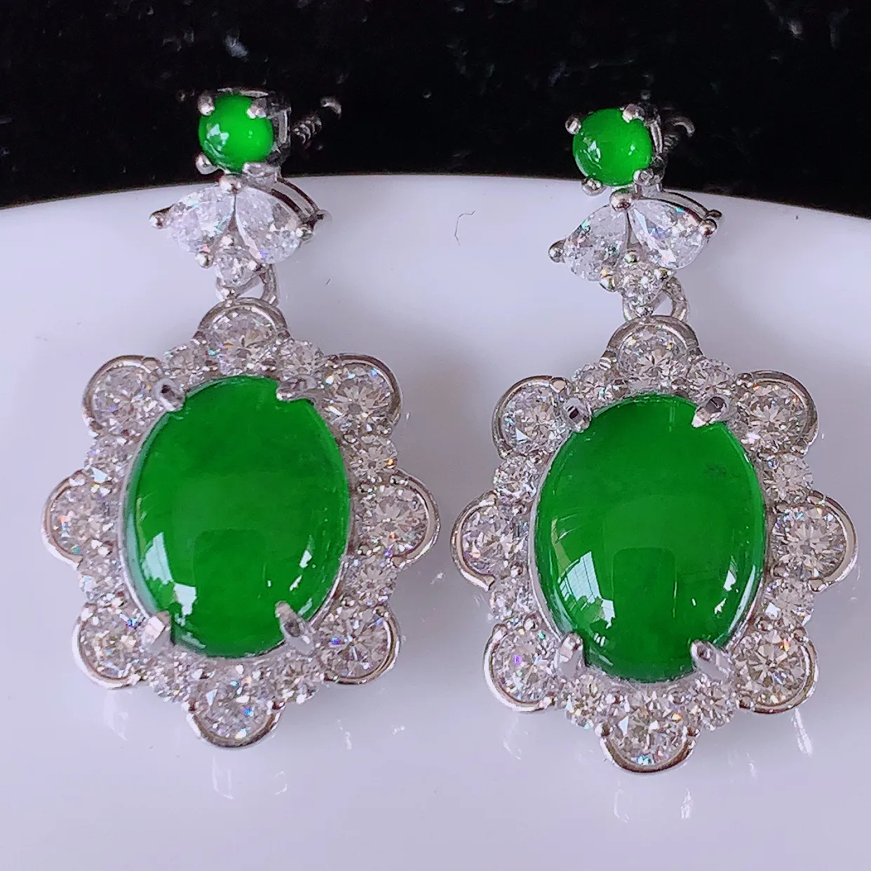 冰透满绿翡翠925银镶嵌耳坠，自然光实拍，翠色灵动，颜色漂亮，种老水足，品相佳，佩戴佳品！#97.11整体24.2-14.2-6.2裸石10*8