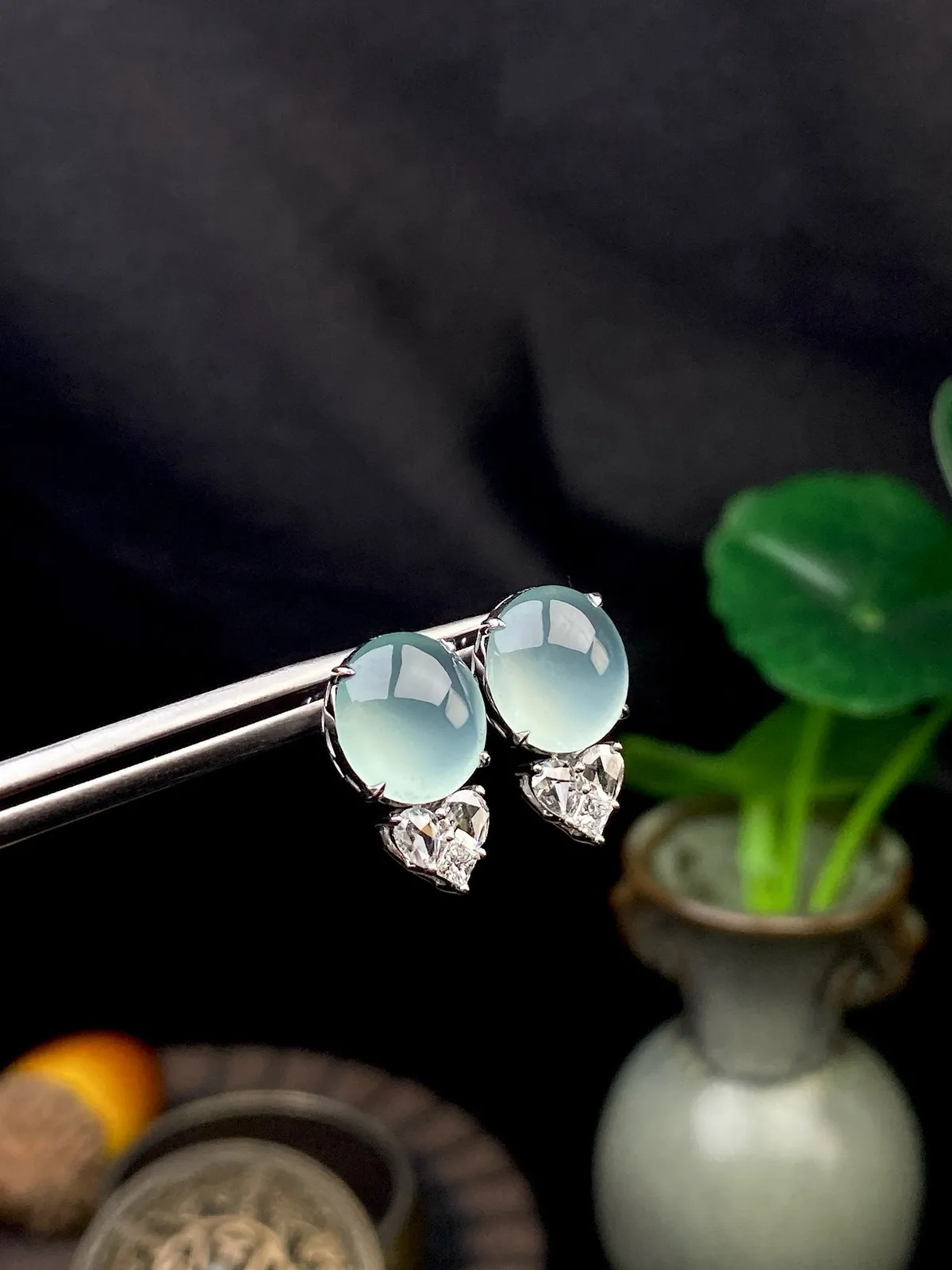 【冰种晴底蛋面耳钉】质地上乘，冰润通透，种老起光，胶感明显。上身效果很不错，18K金钻精美镶嵌，裸石尺寸9.4*8.6*4毫米