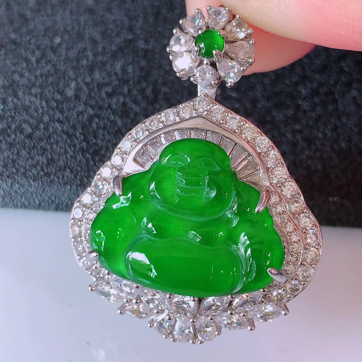 冰透满绿翡翠925银镶嵌佛公吊坠，自然光实拍，翠色灵动，颜色漂亮，种老水足，品相佳，佩戴佳品！#97