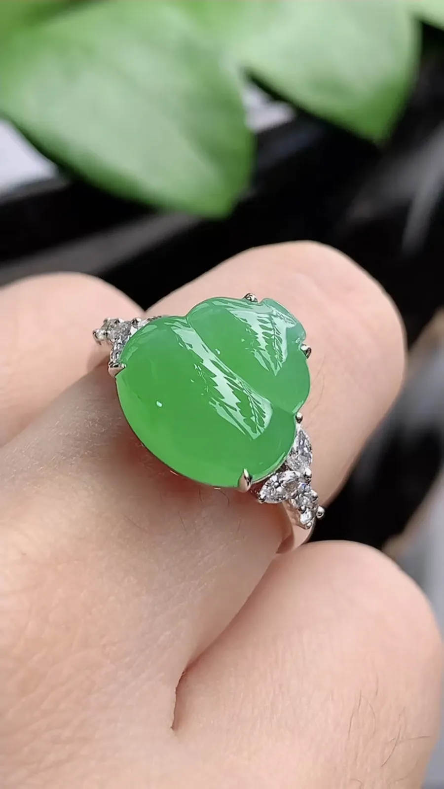a货翡翠老坑冰种18K金伴钻镶嵌阳绿葫芦戒指 圈口17.7裸石尺寸12×12mm 重量4.73g 1