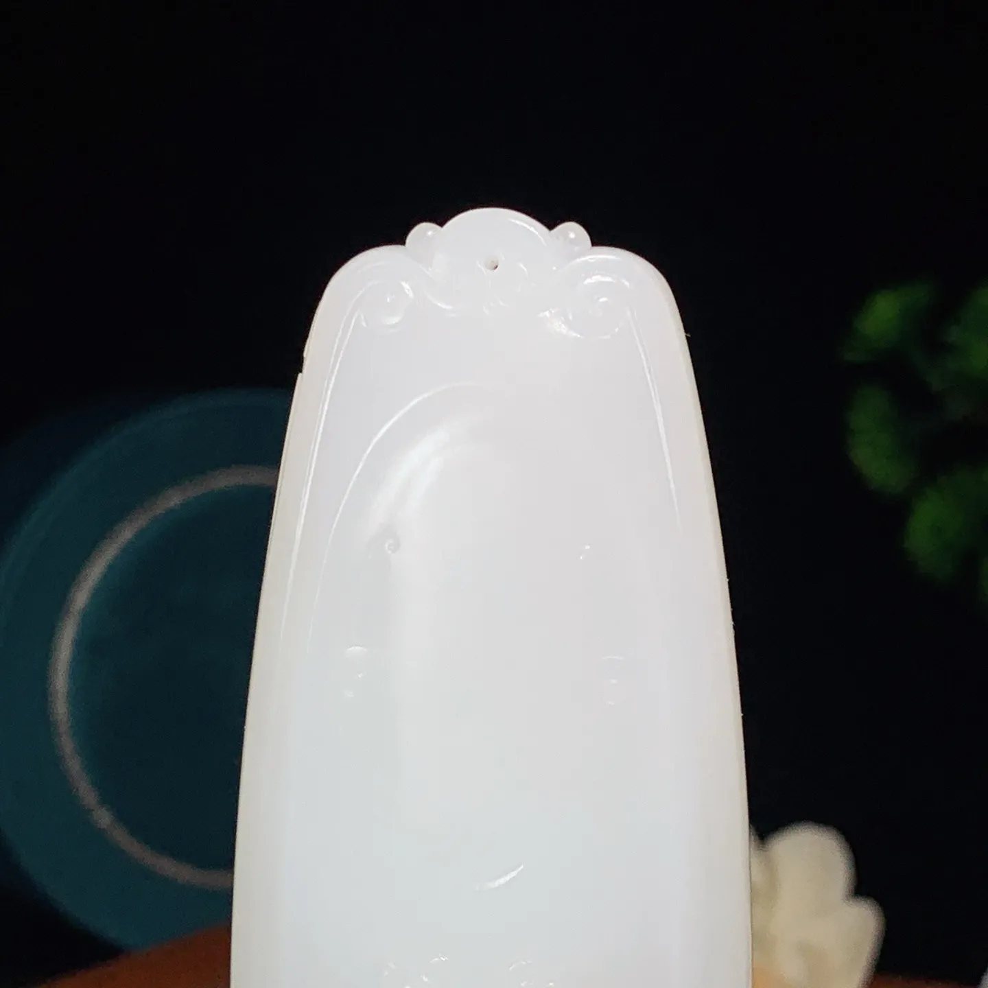 新疆和田玉羊脂白守护平安无事牌子挂件。尺寸74/38/13重70克。白度一级。玉质细腻油润。手推出油。佩戴高端典雅。lt251210