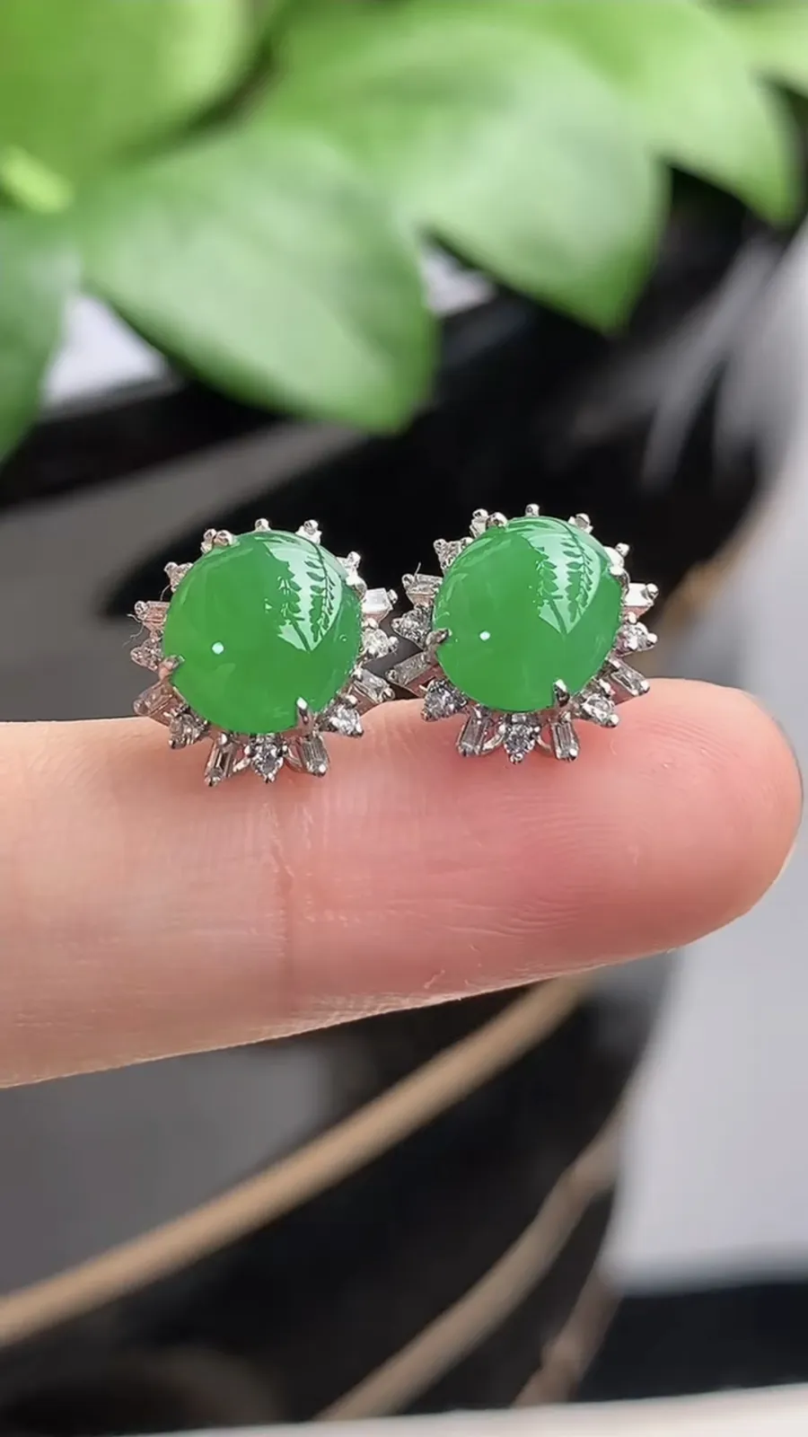 a货翡翠老坑冰种18K金伴钻镶嵌阳绿蛋面耳钉 尺寸8×7mm 重量2.33g 1206