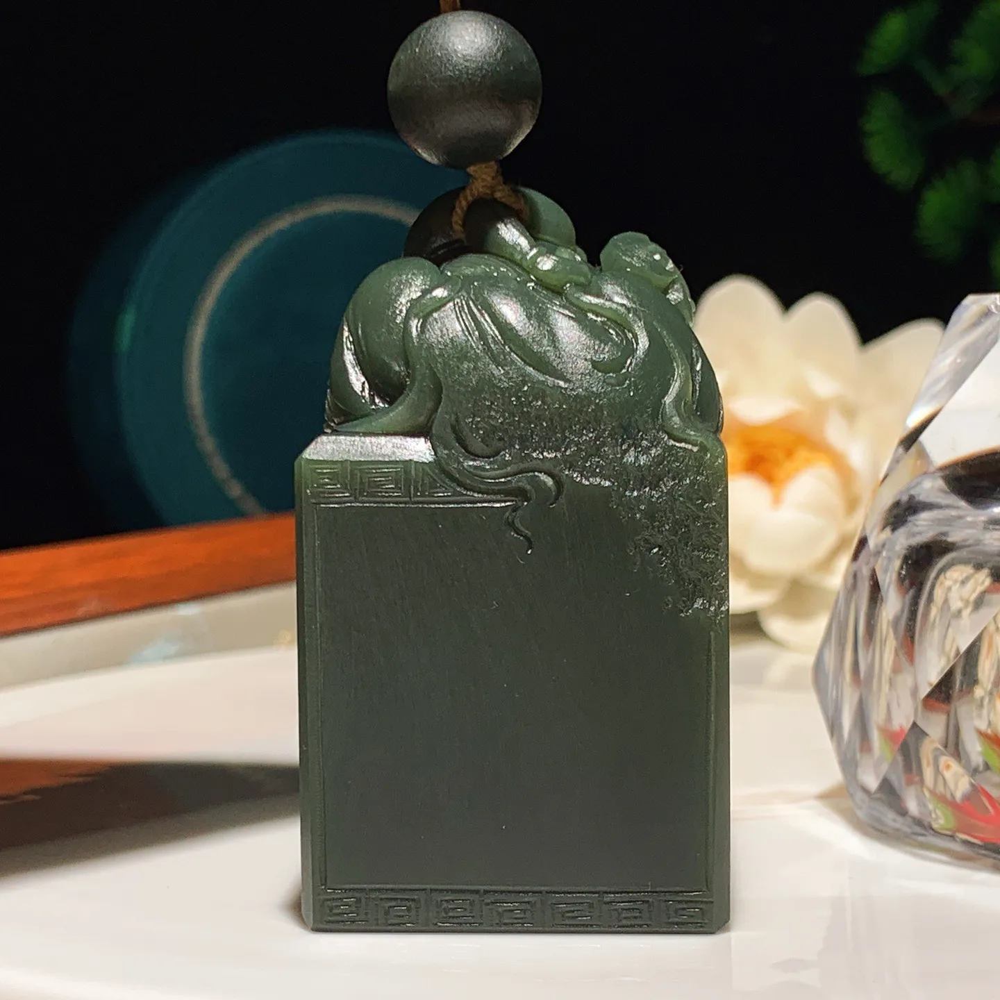 新疆和田玉塔青招财童子印章 尺寸60/36/35重178克。玉质细腻油润。手推出油。佩戴高端典雅。lt251210