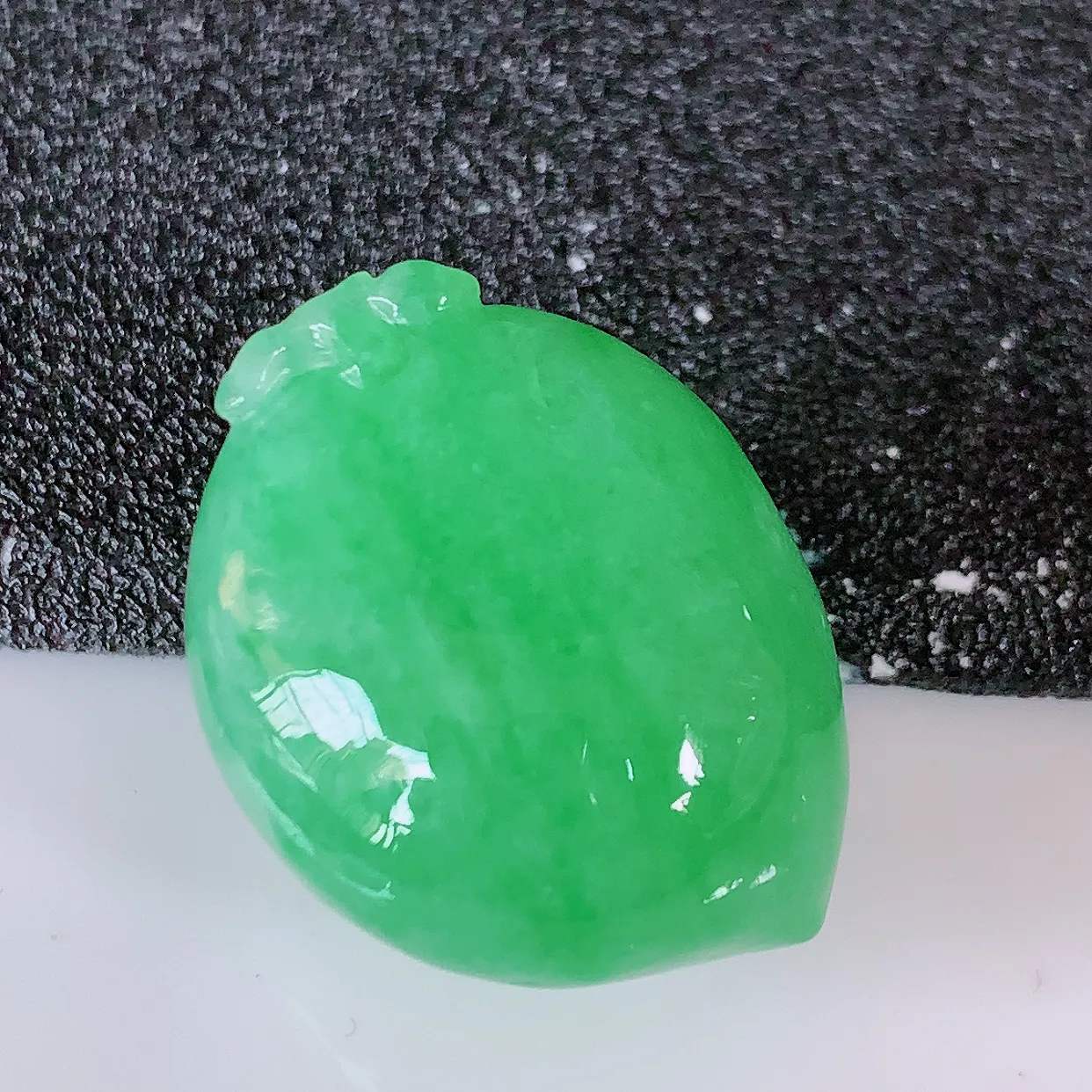 自然光实拍，冰润满绿翡翠福寿桃吊坠，富贵吉祥，长命百岁，肥肥润润的福寿桃讨喜极了，造型精巧，非常别致 #05.11