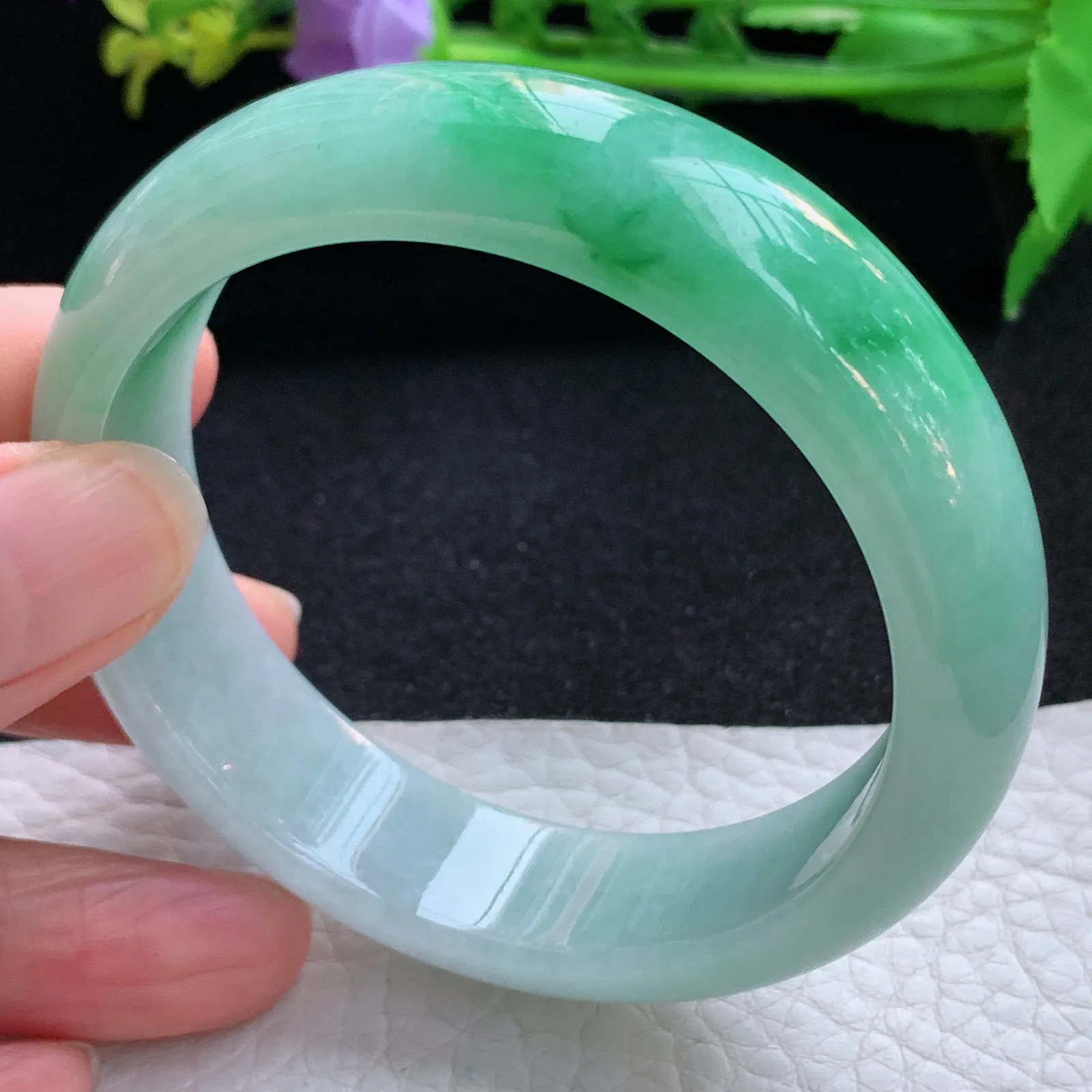 js自然光55.5*15.6*7.8轮胎镯 翡翠a货玉手镯辣绿宽边珠宝玉手环