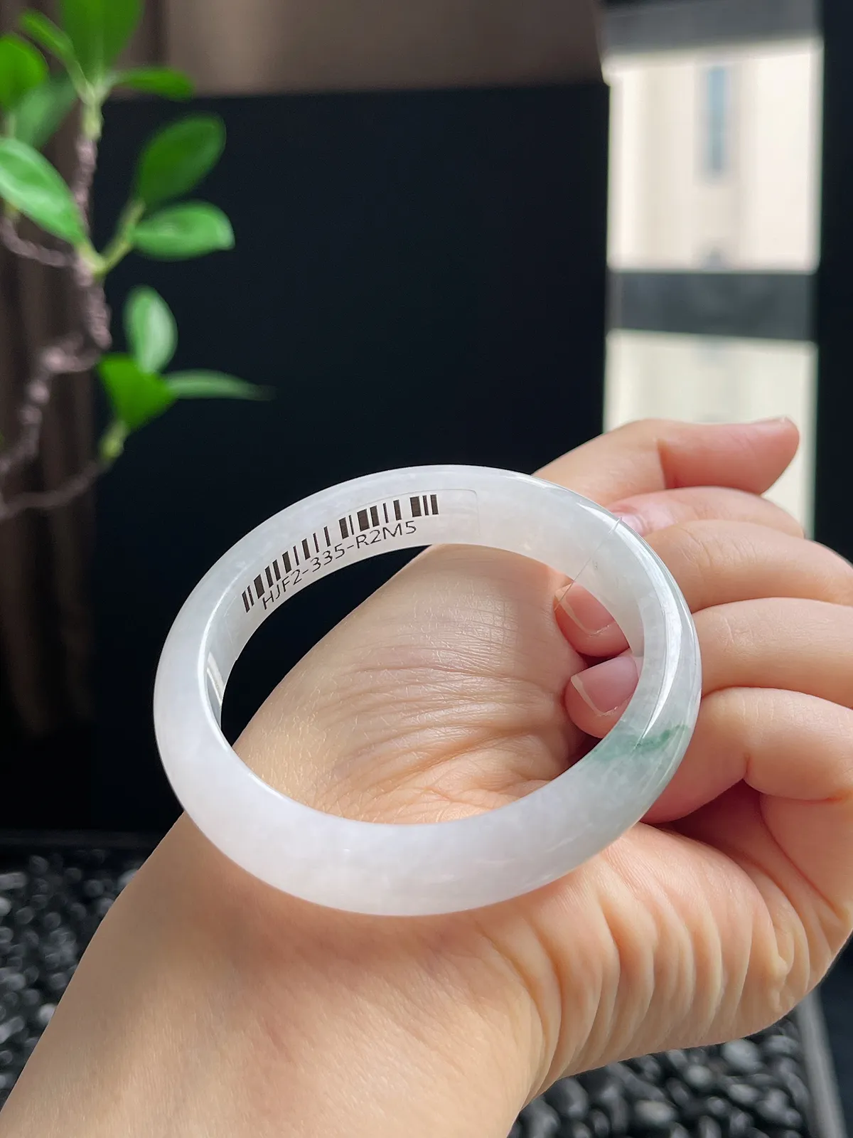 贵妃镯52.4圈口，翡翠冰糯种飘绿手镯