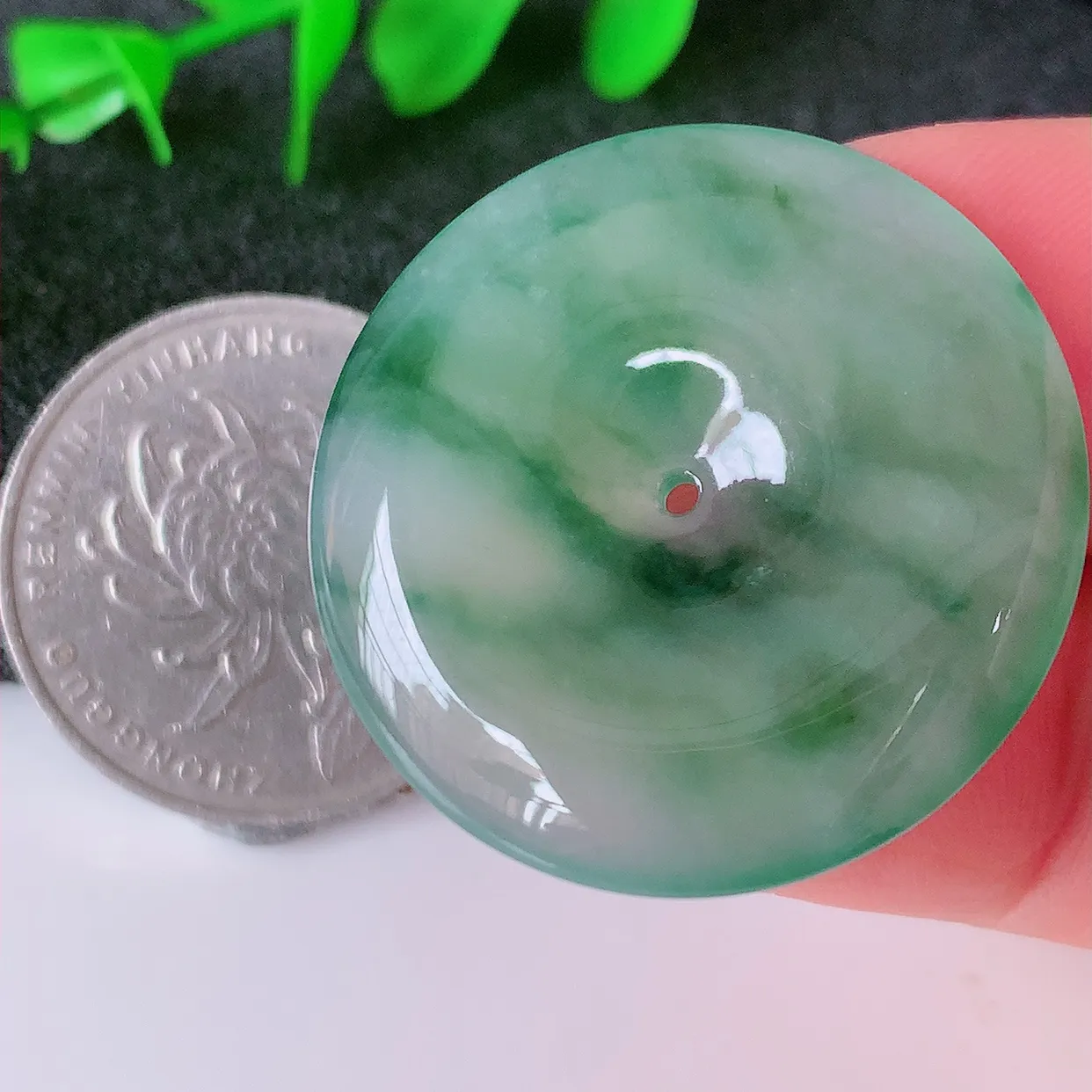 自然光实拍，冰种飘花翡翠平安扣吊坠，玉扣，平安是福；很美的料子，平安扣佩戴优雅迷人！#12.11