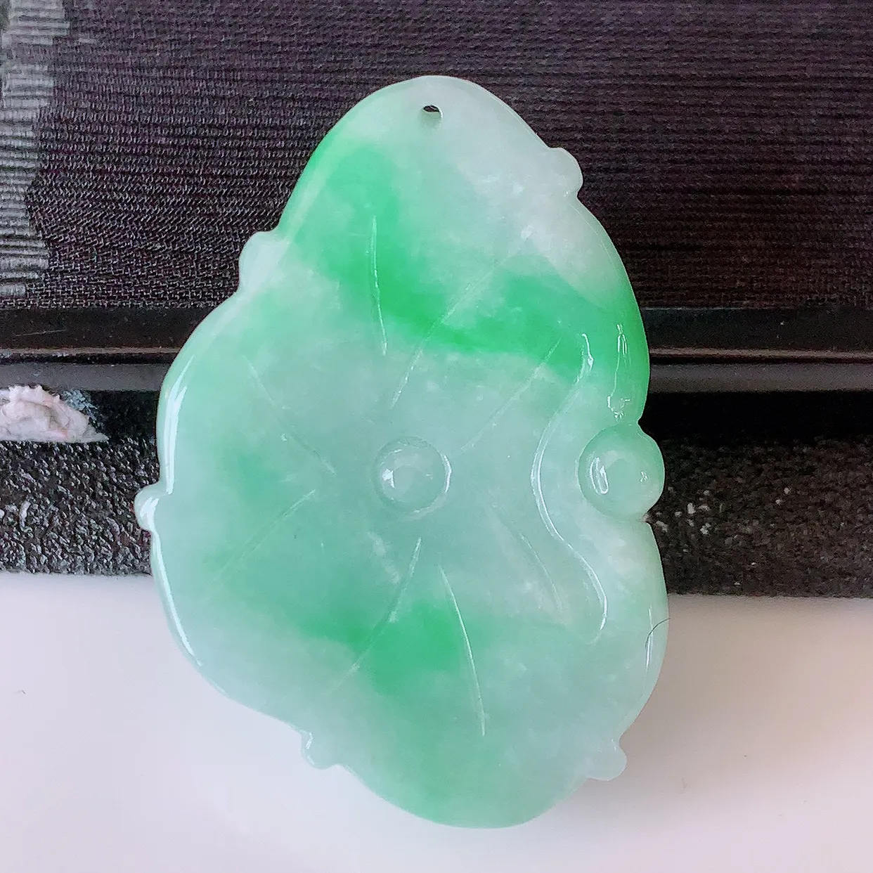 自然光实拍，冰润飘绿翡翠荷叶鱼、和和美美玉坠，财源广进，自然隐逸、荷本是素不着尘之物，有和美之寓意。