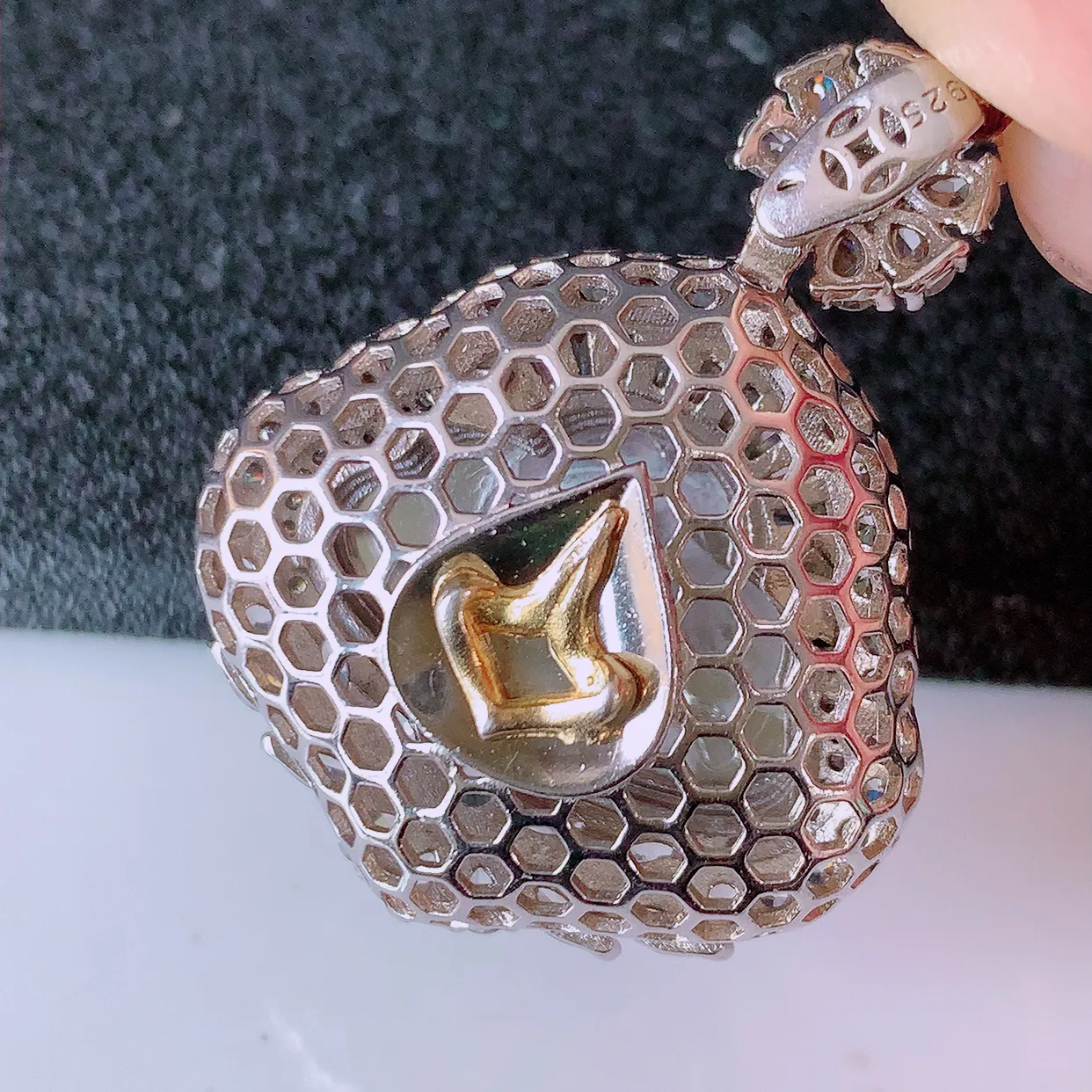 冰透满绿翡翠925银镶嵌佛公吊坠，自然光实拍，翠色灵动，颜色漂亮，种老水足，品相佳，佩戴佳品！#97.11整体34.5*26.5*12.5裸石19.5*15.5