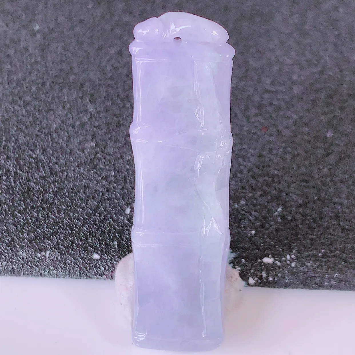 自然光实拍，冰润紫罗兰翡翠竹节吊坠。竹节寓意“节节高，官运亨通，前程似锦，水润莹泽，清秀高雅，佩戴精美！#05.11
