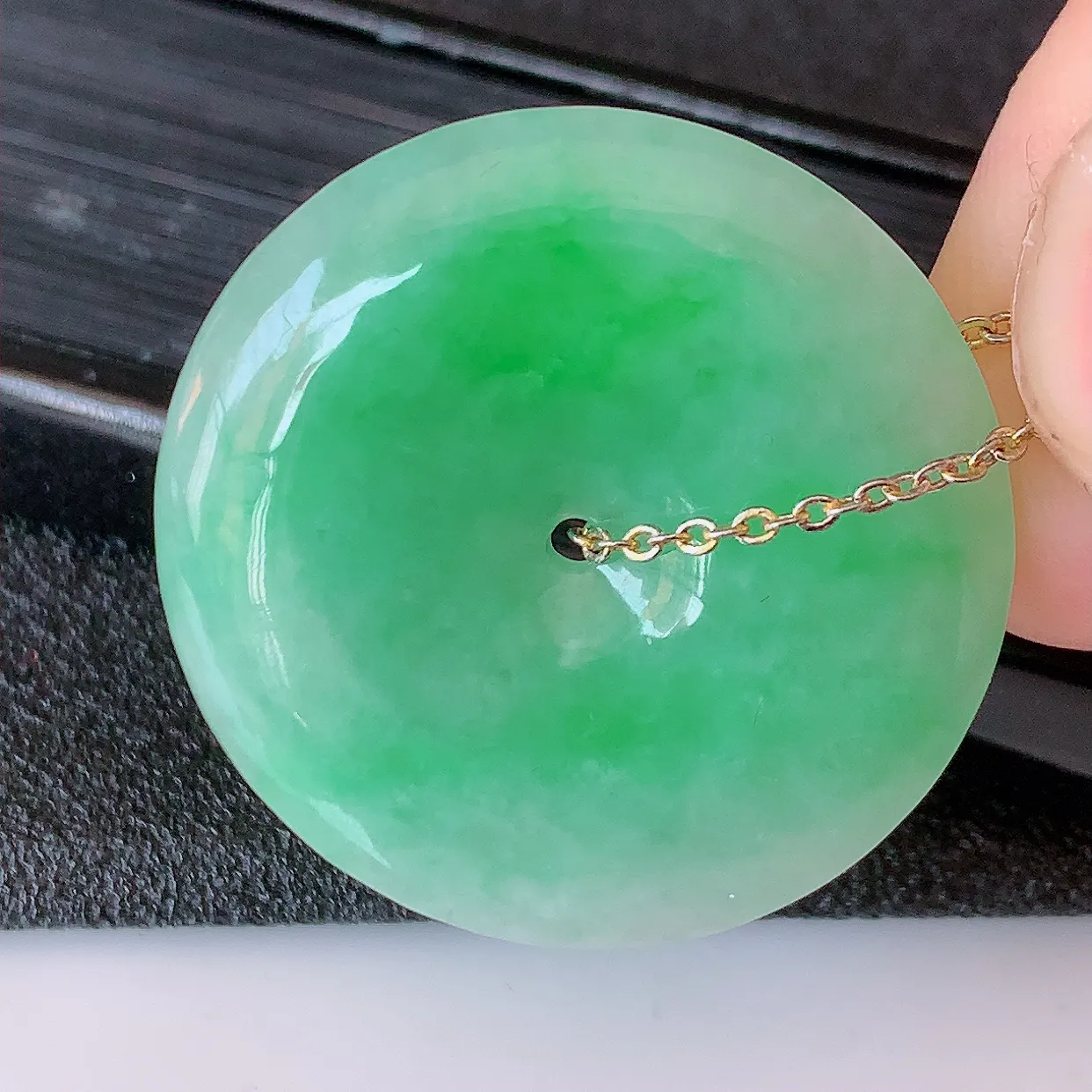 自然光实拍，冰润飘绿翡翠平安扣吊坠，翡翠平安扣，平安是福。很美的料子，平安扣佩戴优雅迷人！#57.7