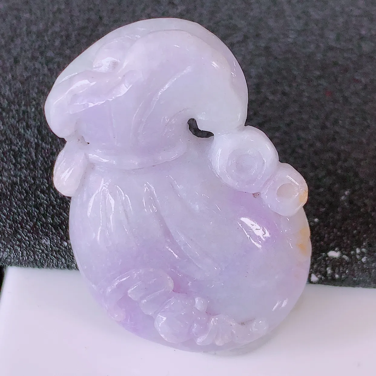 自然光实拍，冰润紫罗兰翡翠招财钱袋子吊坠，寓意“代代有福，代代有财，腰缠万贯”玉质细腻，佩戴效果佳！#05.11