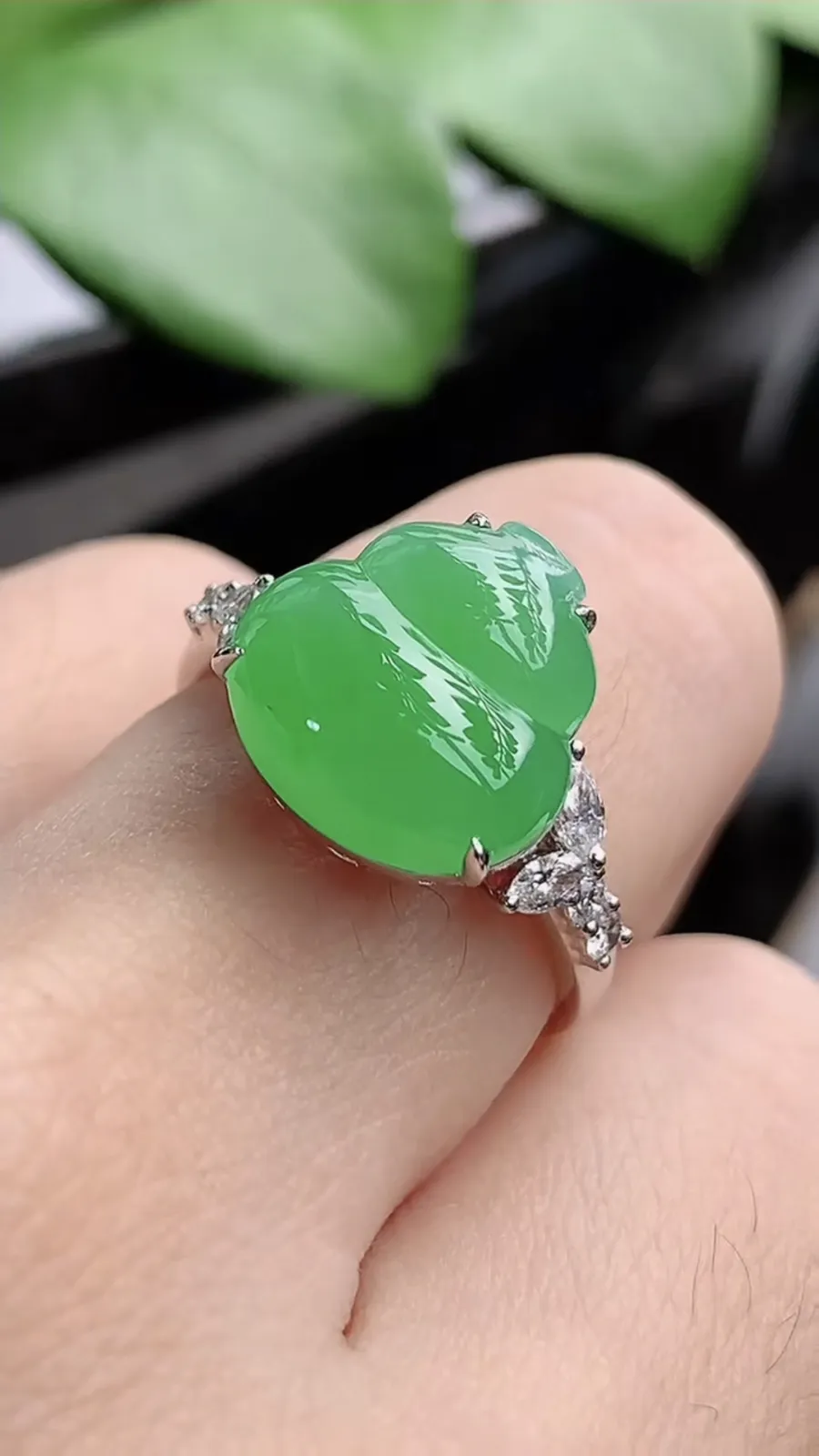 a货翡翠老坑冰种18K金伴钻镶嵌阳绿葫芦戒指 圈口17.7裸石尺寸12×12mm 重量4.73g 1206