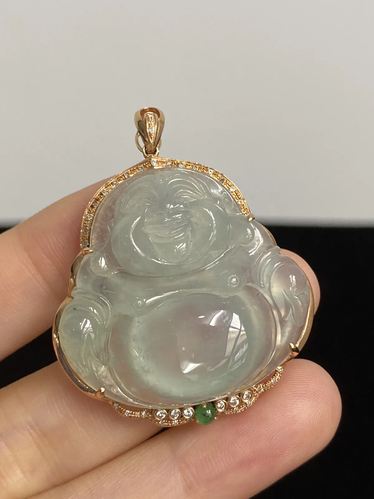 翡翠冰糯种浅绿色吊坠，伴钻石