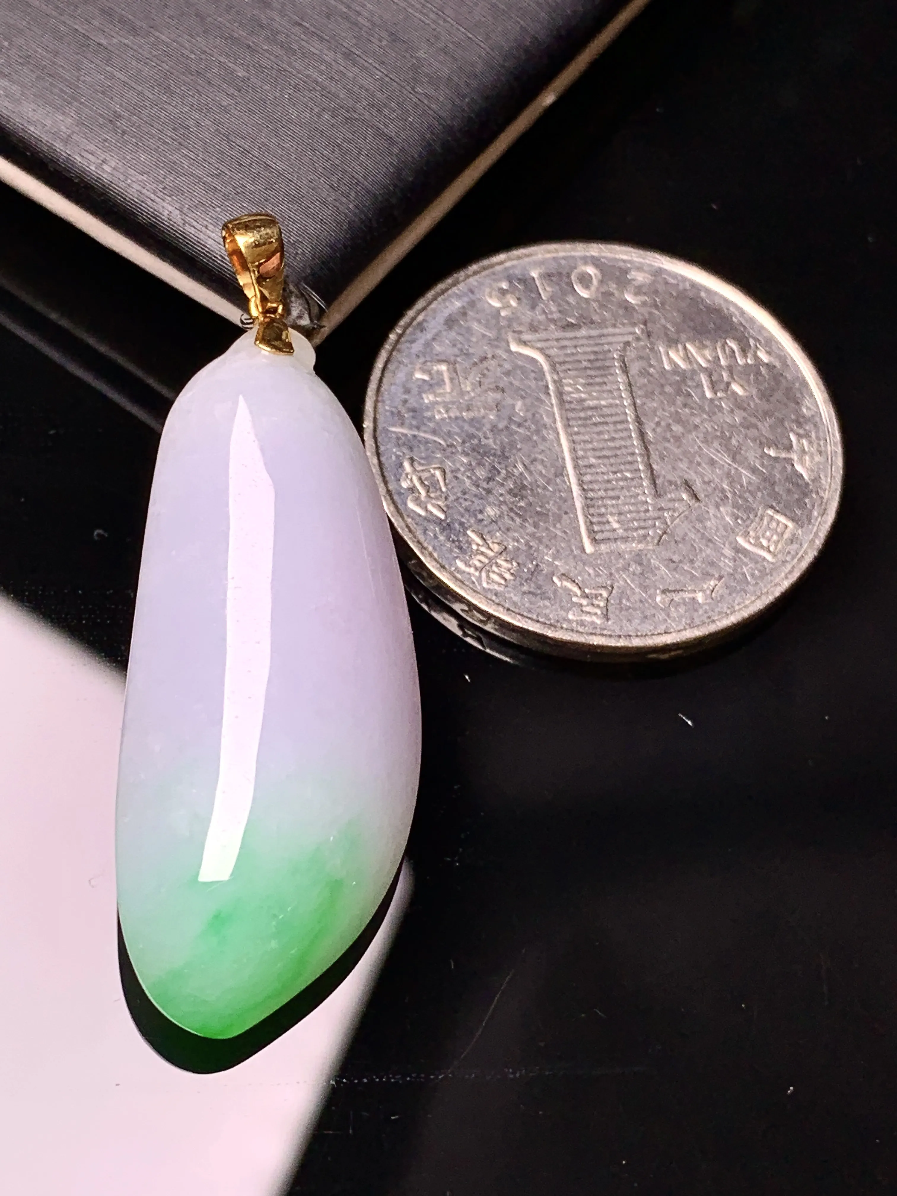 18k金镶嵌飘绿福瓜吊坠 玉质细腻 水润亮眼 色泽艳丽 整体尺寸39*14*8.5