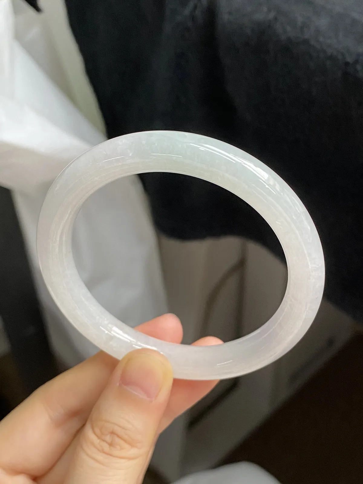 圆镯54.5圈口，翡翠冰糯种淡绿色手镯