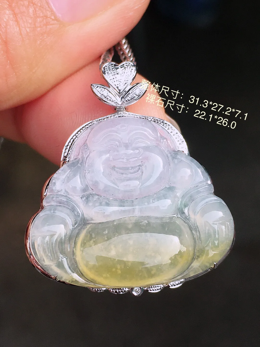 飘黄翡佛公吊坠，色泽艳丽，玉质细腻，荧光感超
强，饱满圆润，尽显优雅气质，18k
金豪华镶嵌