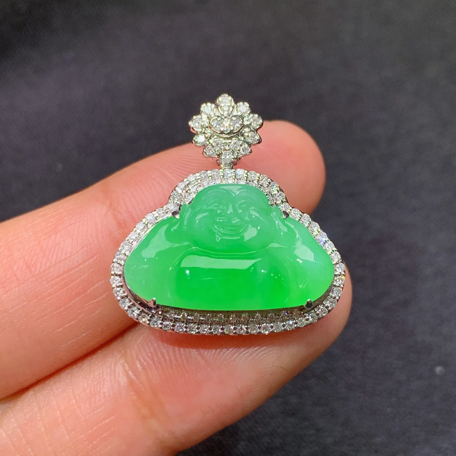 甜绿舒佛吊坠，18k金镶嵌，冰润色阳，品相好，种水足，Kf 尺寸22.9*22*9