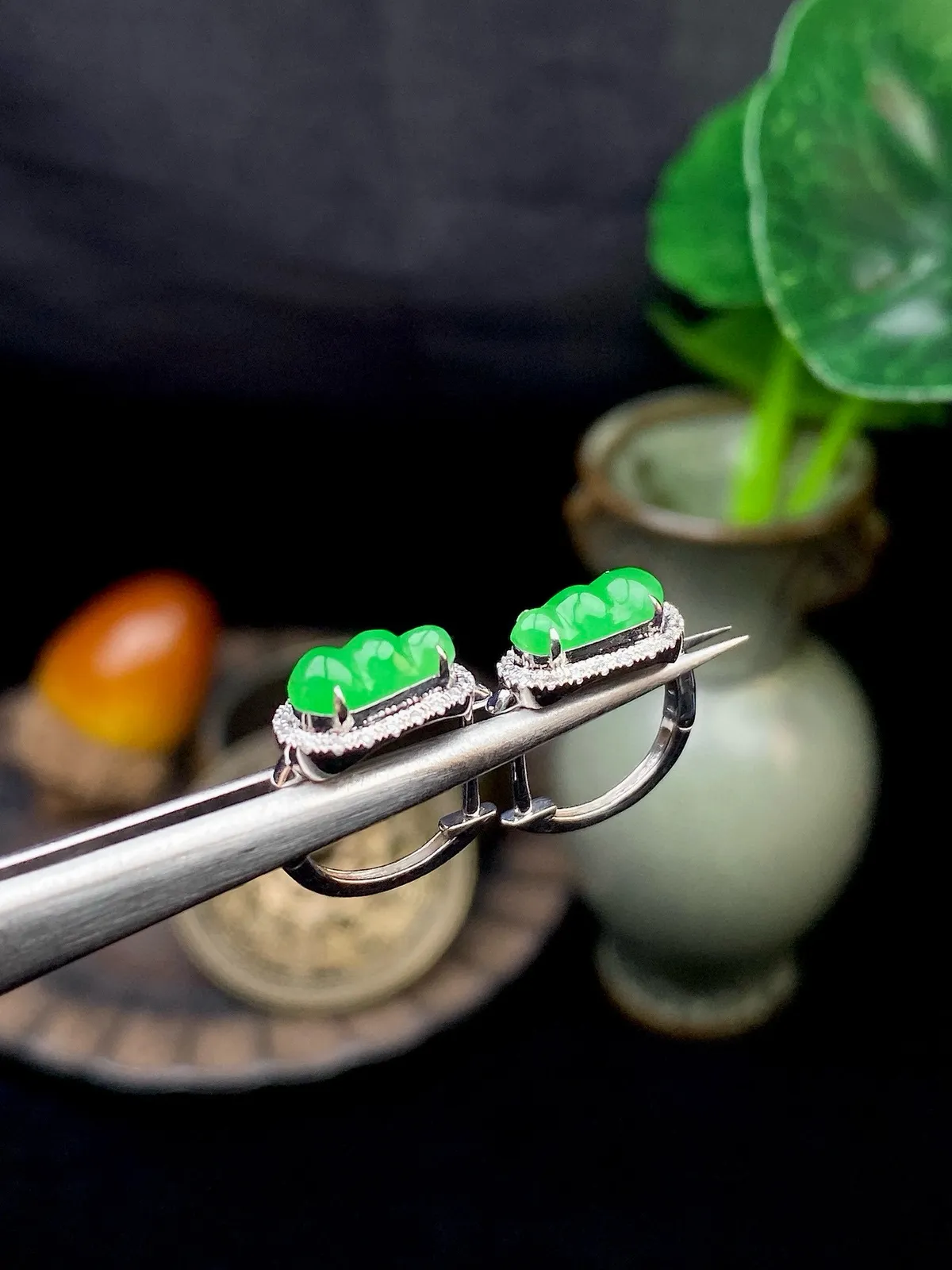 【冰种满绿福豆耳包】晶莹剔透，冰感十足，通透闪亮，18k金钻镶嵌，裸石尺寸8.2*3.9*2.6毫米