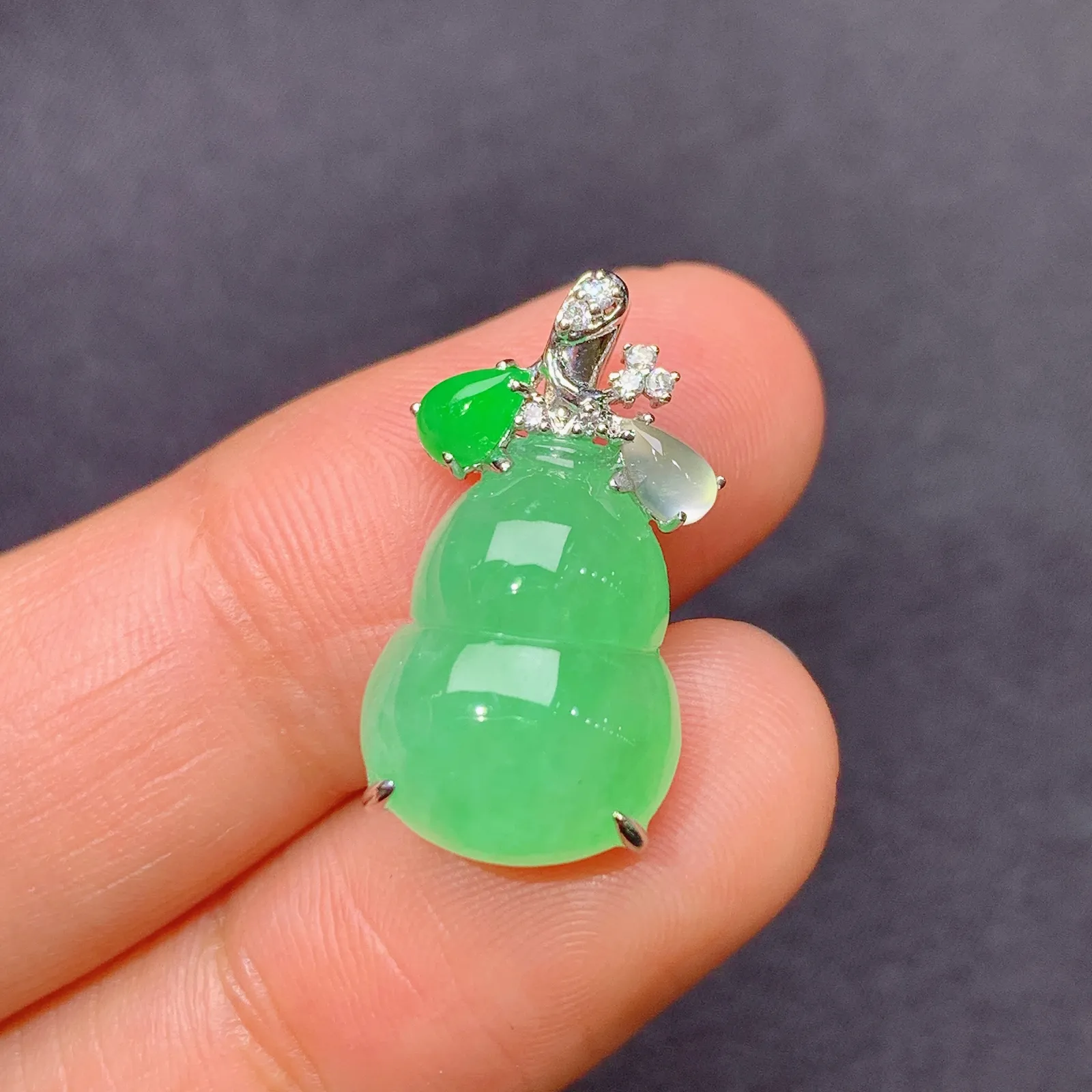 晴绿葫芦吊坠，18k金镶嵌，冰润色阳，玉质细腻，种水足 尺寸20.6*10.9*6.3
