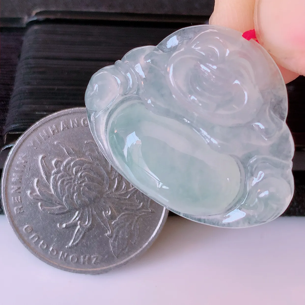 自然光实拍，冰种翡翠佛公，水灵起胶，翠色迷人，佛公在心中，一生平安，饱满圆润，开怀大笑佛公，配戴灵气十足！#46.7