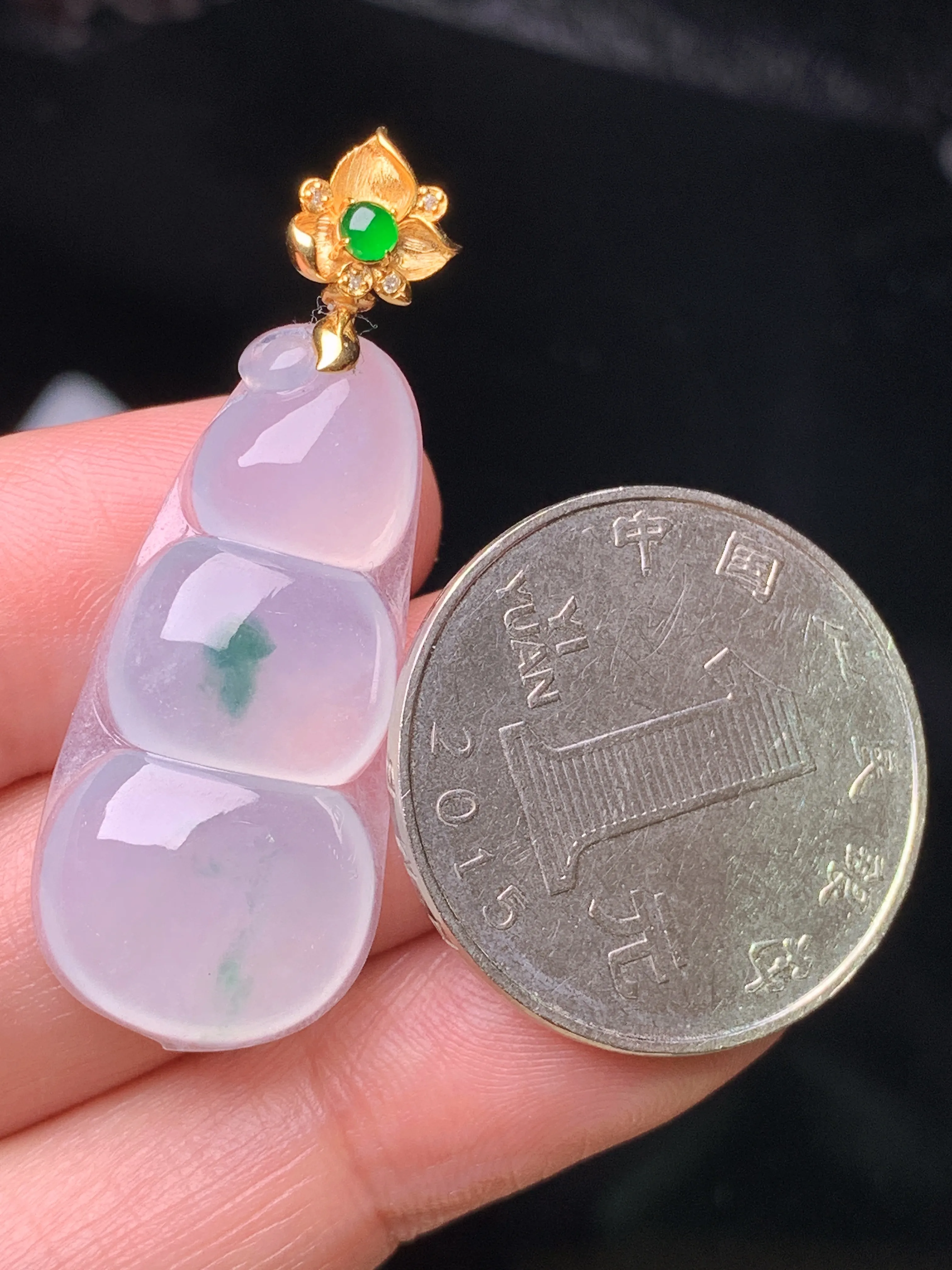 18k金镶嵌冰种四季豆吊坠 玉质细腻 水润亮眼 色泽艳丽 整体尺寸40.5*14.8*4.8