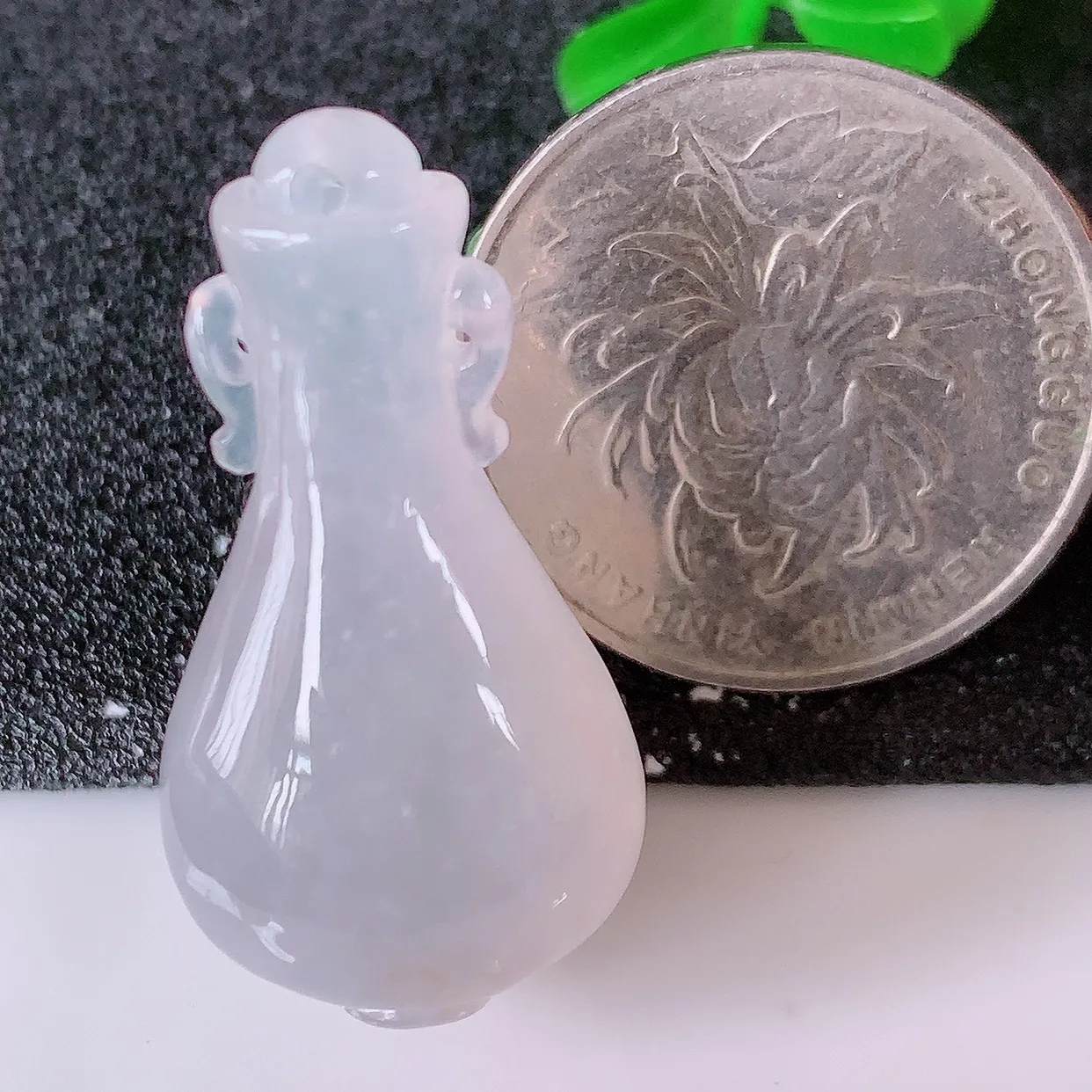 自然光实拍，冰种翡翠平平安安花瓶吊坠，翠色灵动，种老水足，寓意好，品相佳，佩戴佳品！#32.11
