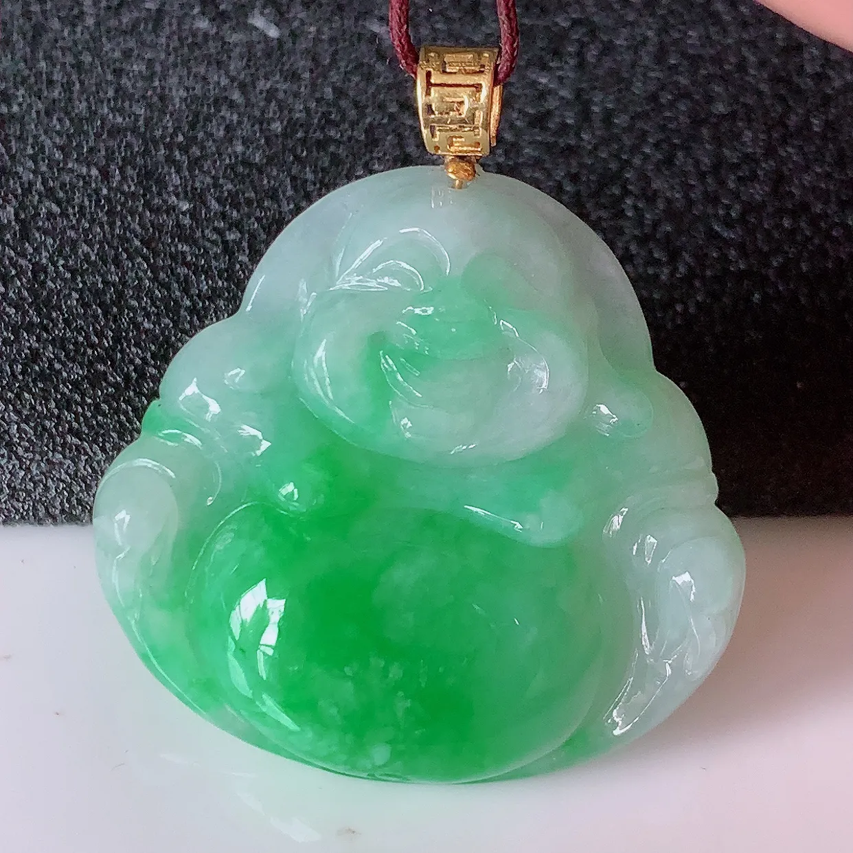 自然光实拍，18K金镶嵌冰润飘绿翡翠佛公吊坠，玉笑佛，饱满，开脸喜庆，配戴优雅迷人！#1.11整体34.2裸石30.2*29*6