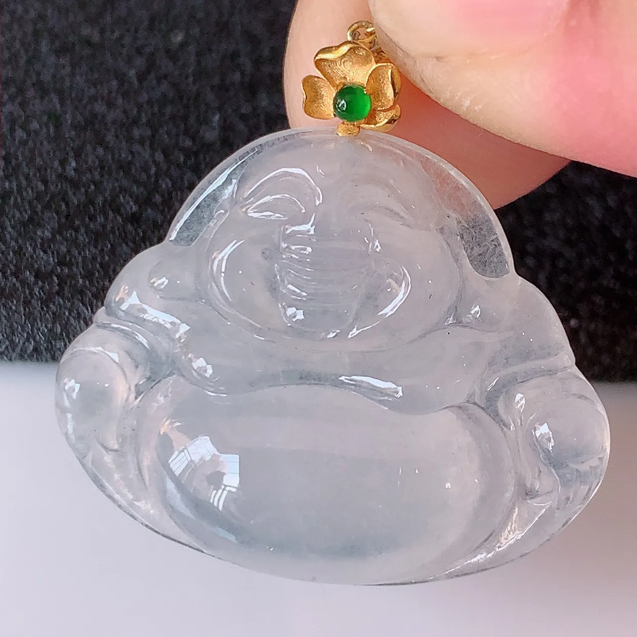 自然光实拍，18K金镶嵌冰种翡翠佛公吊坠，冰透饱满， 佛公亦保平安，寓意有福（佛公）相伴，品相佳，配戴优雅迷人！#41.11整体27.5裸石28.5*23*5.5